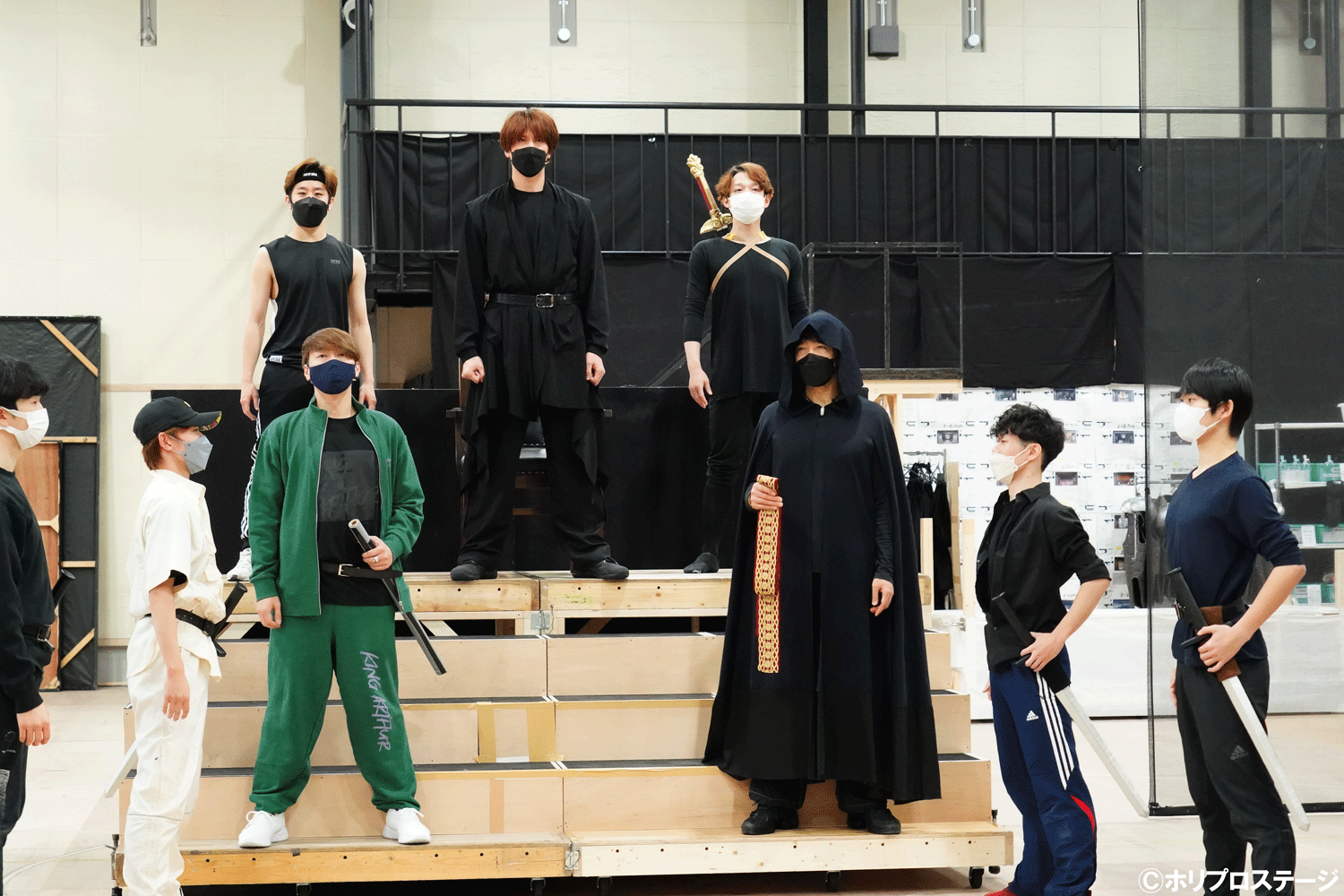 左から）ケイ：東山光明、マーリン：石川禅、アーサー：浦井健治