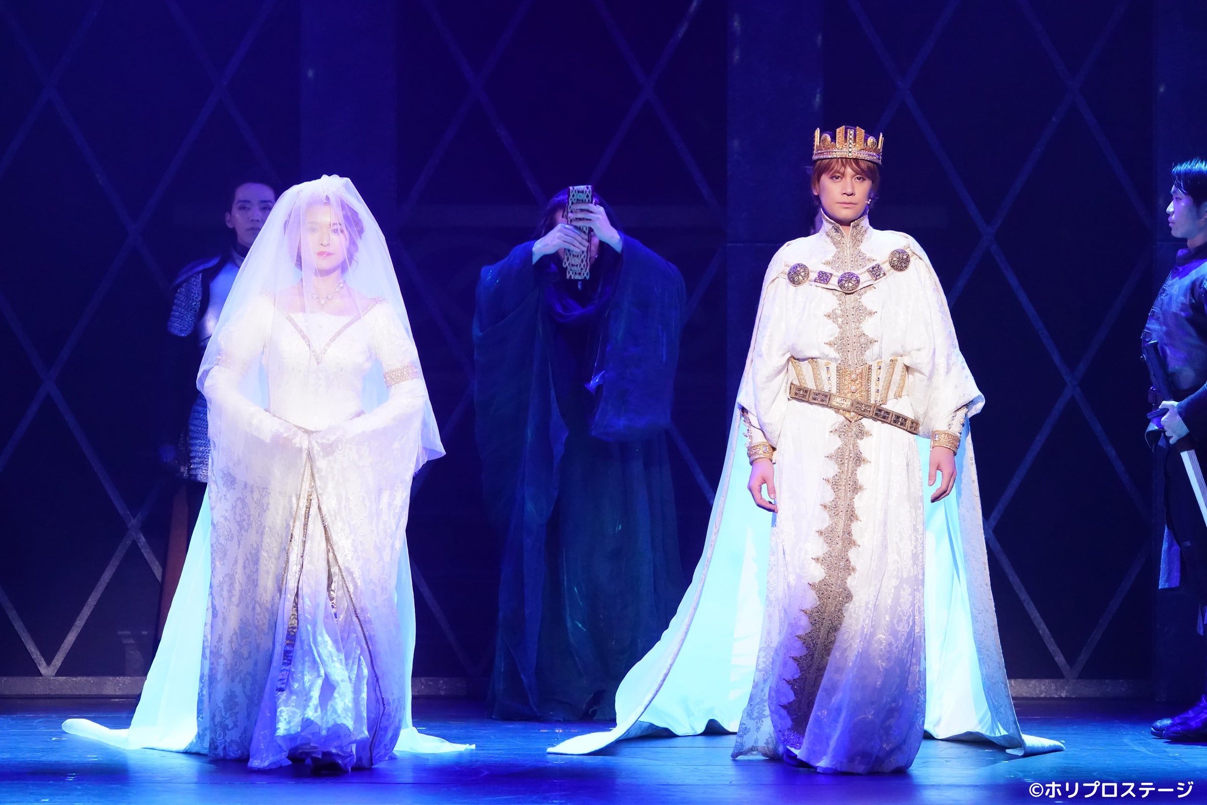 左から）グィネヴィア役：小南満佑子、マーリン役：石川禅、アーサー役：浦井健治