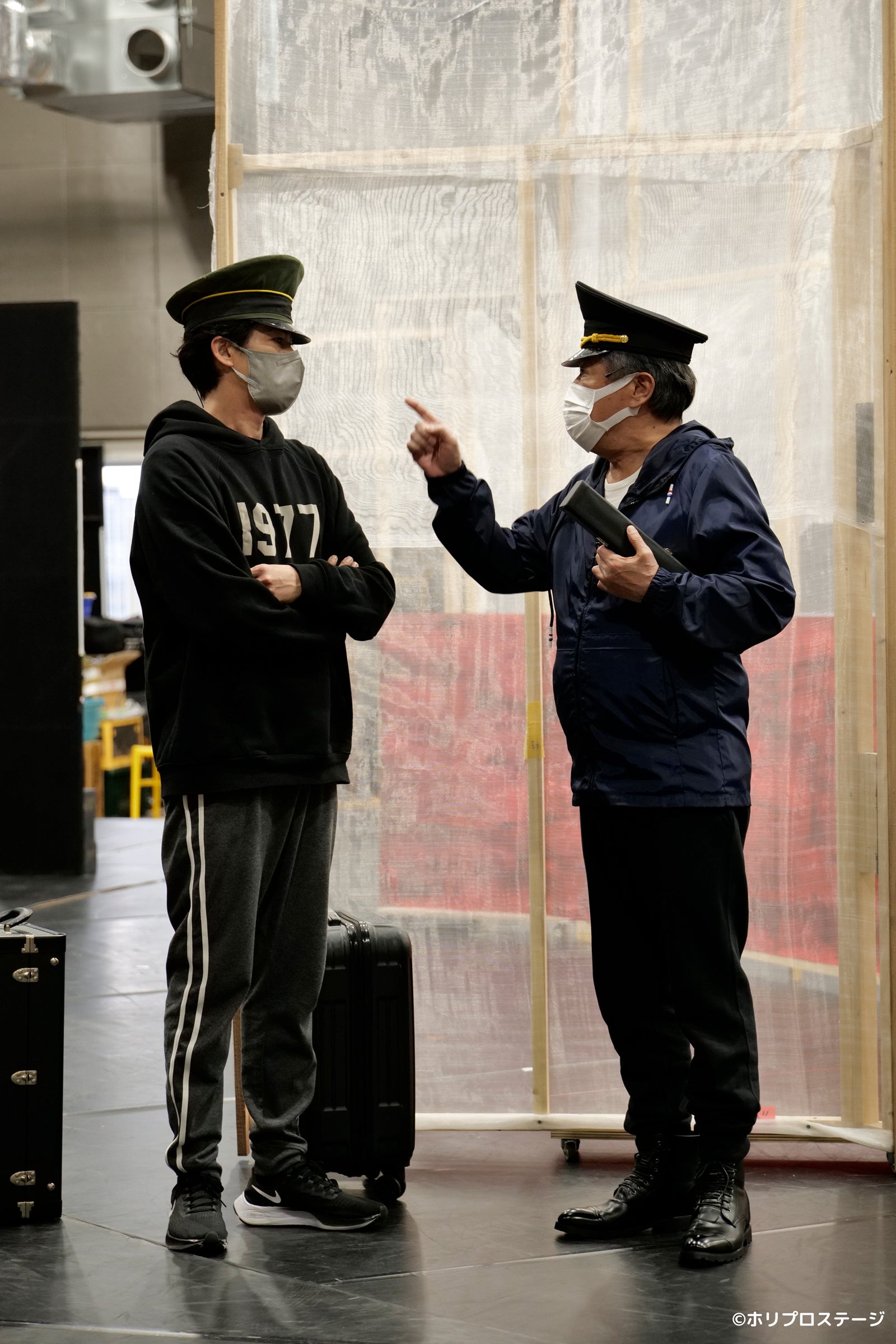 左）トランペット奏者カーレド：新納慎也、風間杜夫