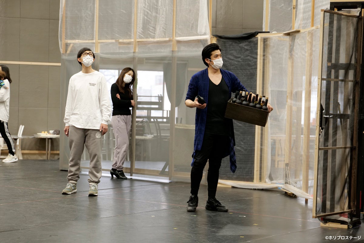 待ってる  Waiting　左から）電話を待ち続ける電話男：こがけん、サミー夫婦：友部柚里、渡辺大輔