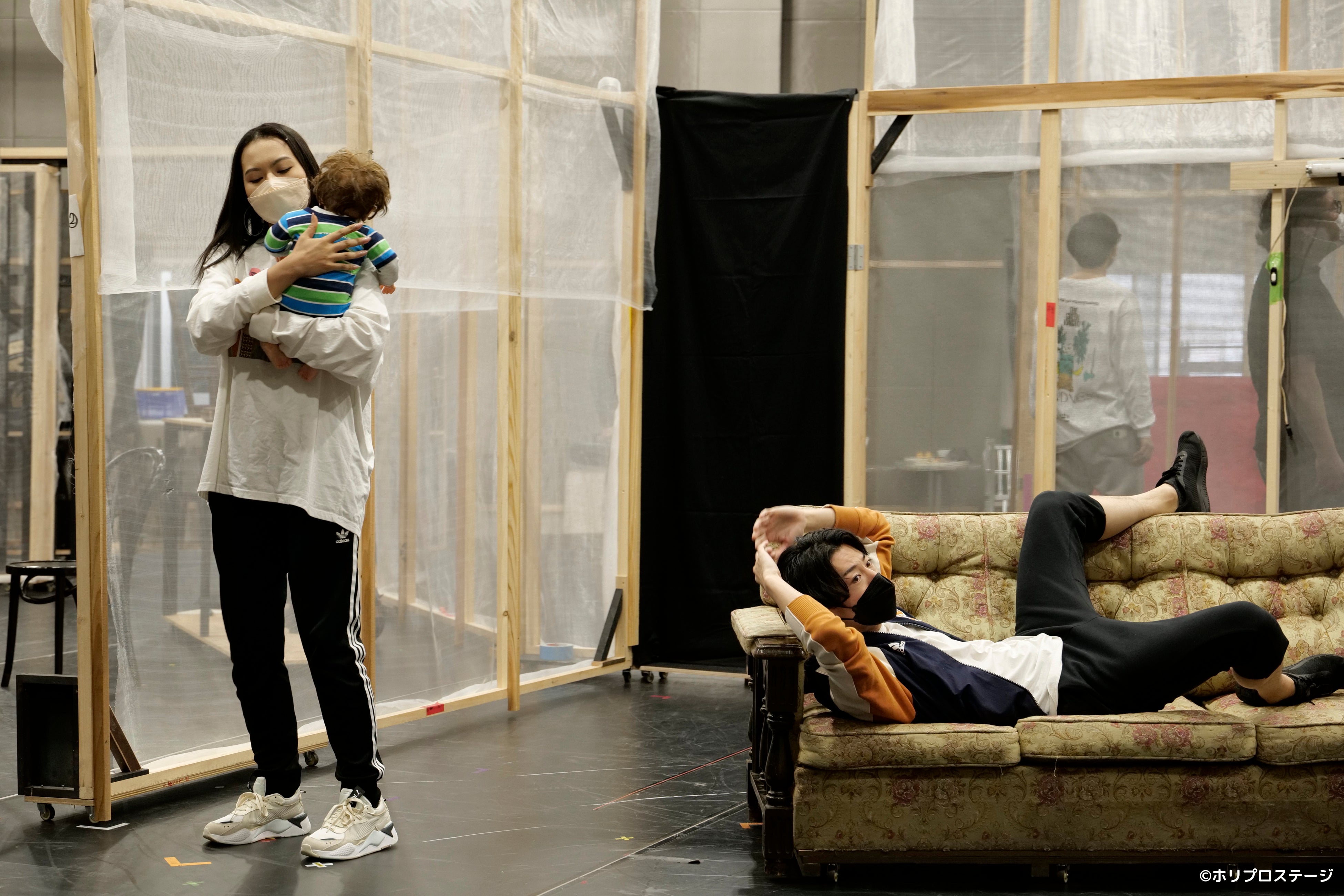 待ってる  Waiting　左から）イツィク夫妻：エリアンナ、矢崎広