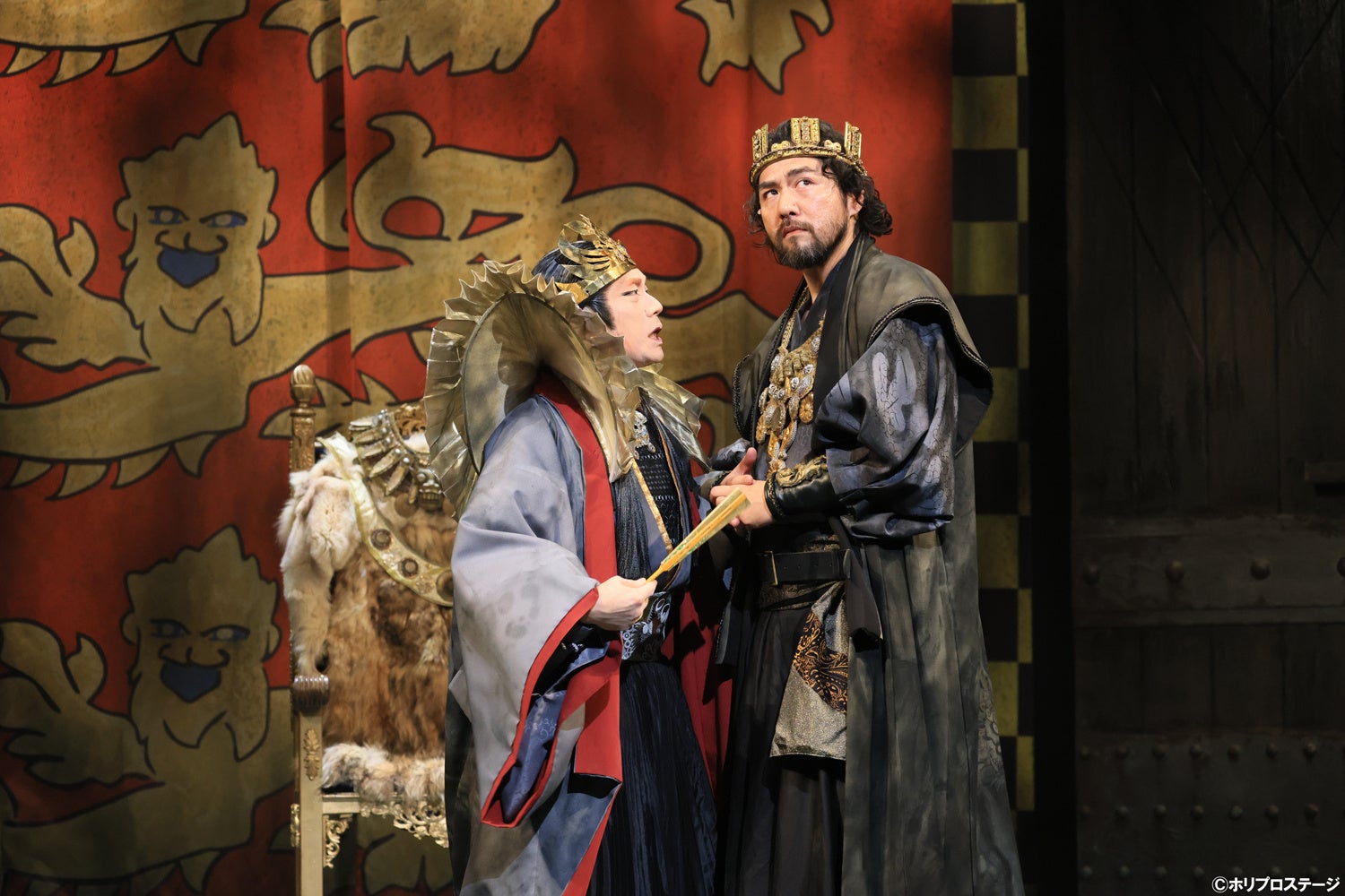 左より）皇太后エリナー：中村京蔵、ジョン王：吉原光夫