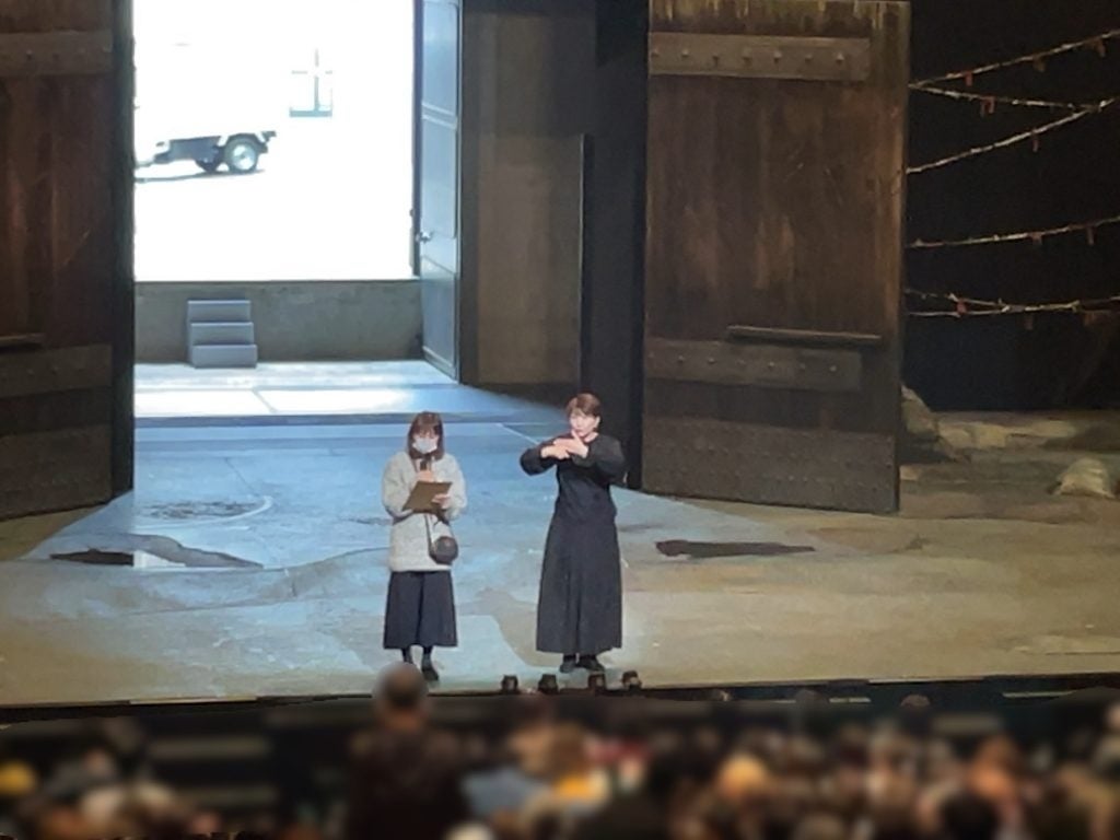 前説を行うプロデューサーと手話通訳スタッフ