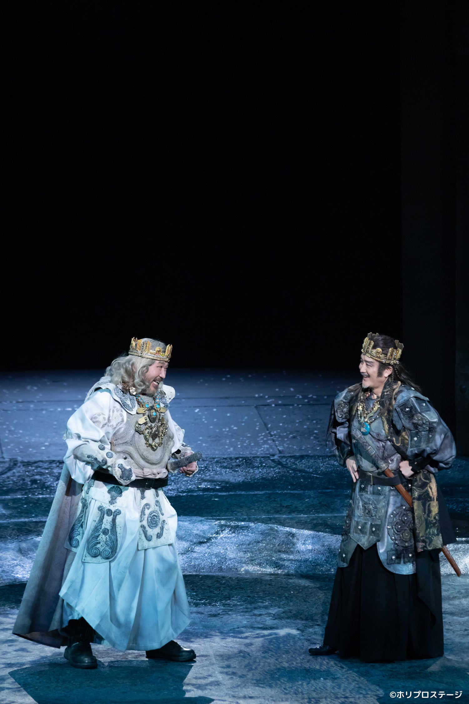 左から）フランス王役：櫻井章喜、ジョン王役：吉田鋼太郎／撮影：岸隆子