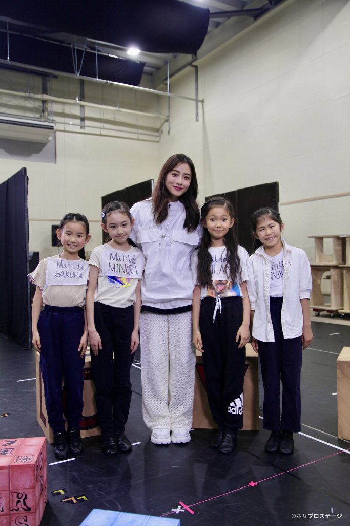 特別番組ナビゲーターの石原さとみとマチルダ役キャスト４名（左より：嘉村咲良／熊野みのり／寺田美蘭／三上野乃花）   