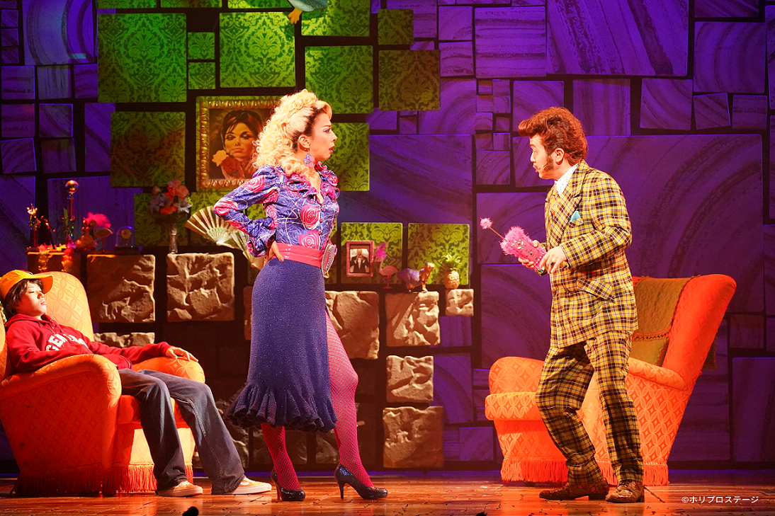 左より）ミセス・ワームウッド役：霧矢大夢、ミスター・ワームウッド役：斎藤 司