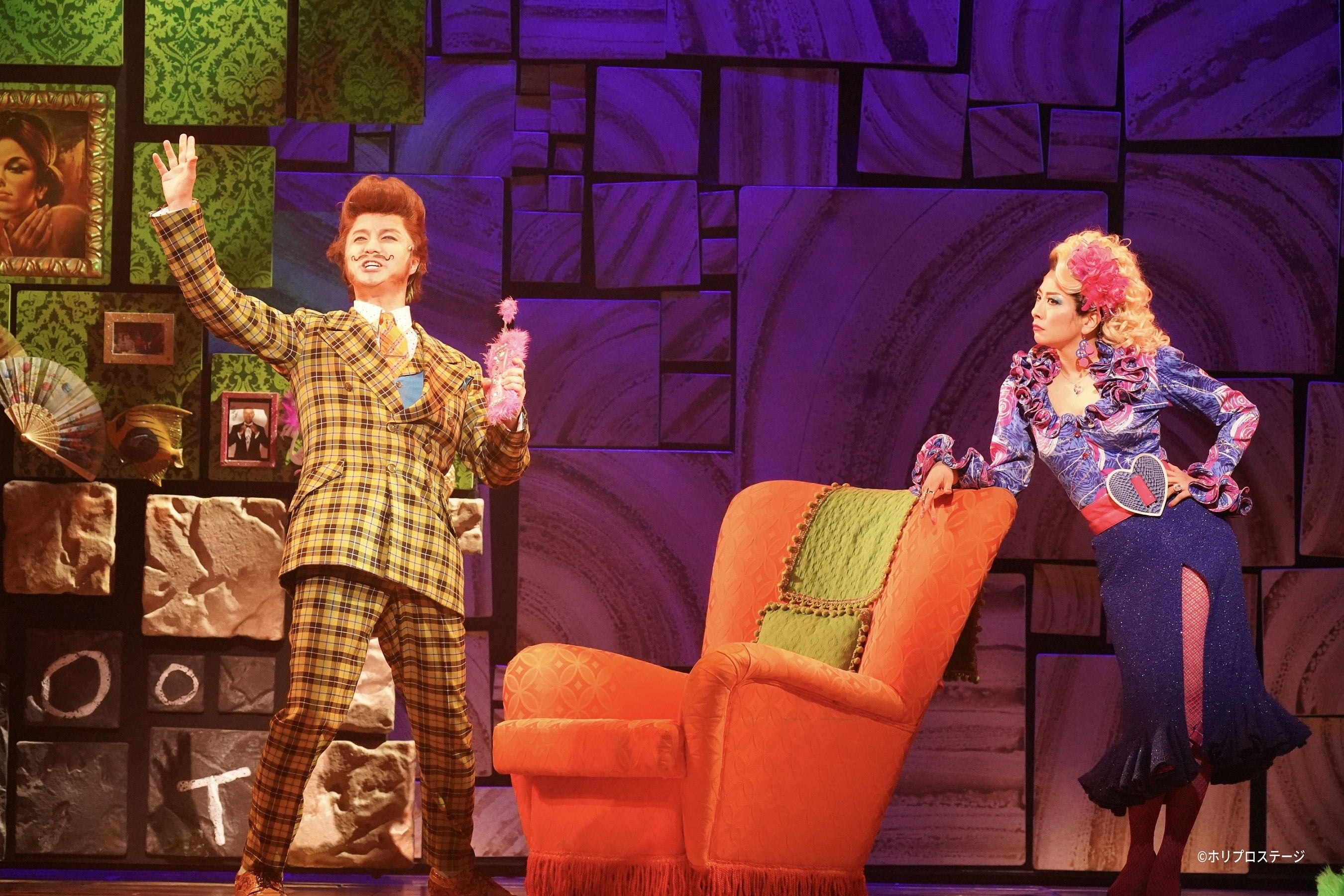 左より）ミスター・ワームウッド役：田代万里生、ミセス・ワームウッド役：大塚千弘