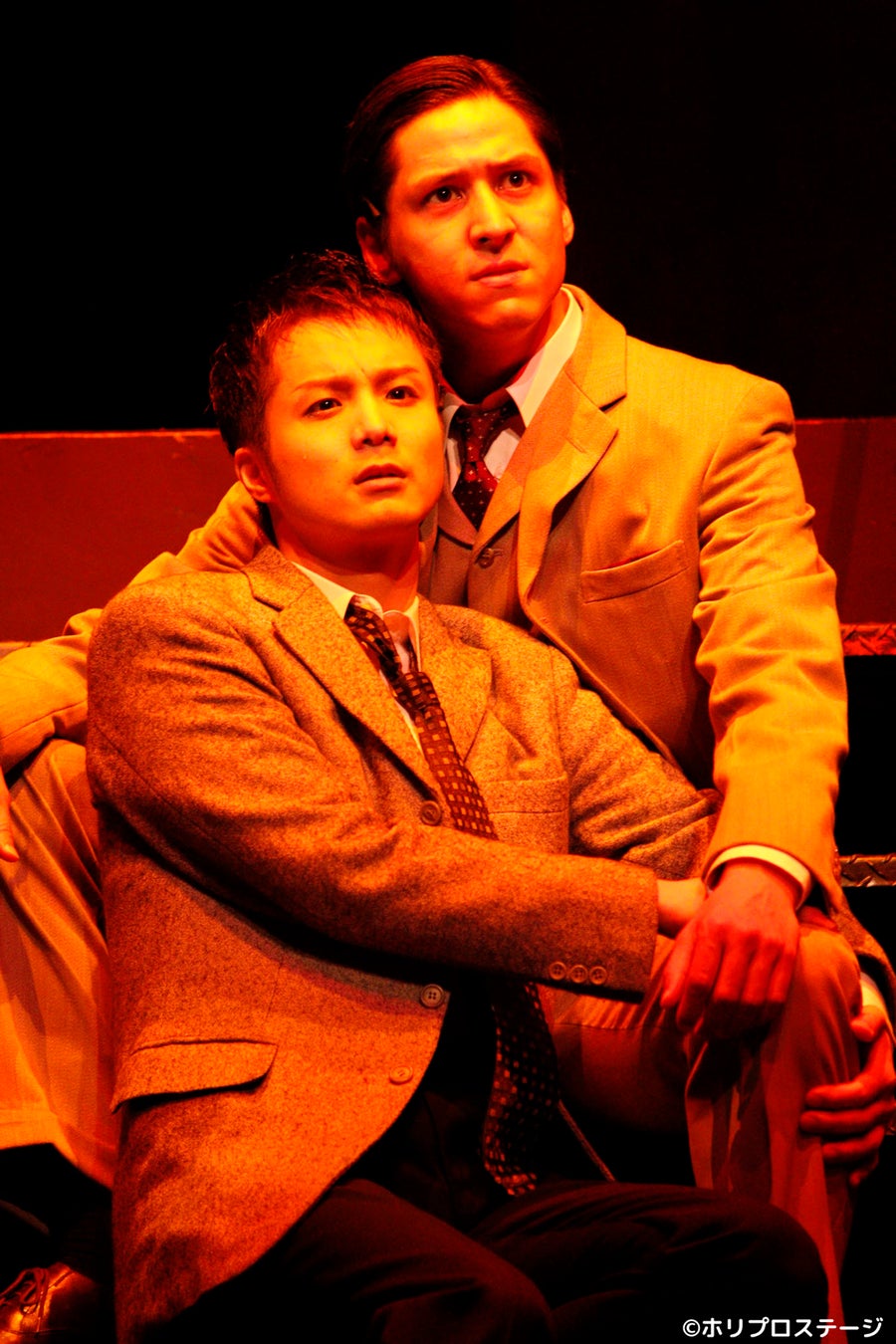 上から)田代万里生、伊礼彼方‐2014年舞台写真より 撮影:渡部孝弘