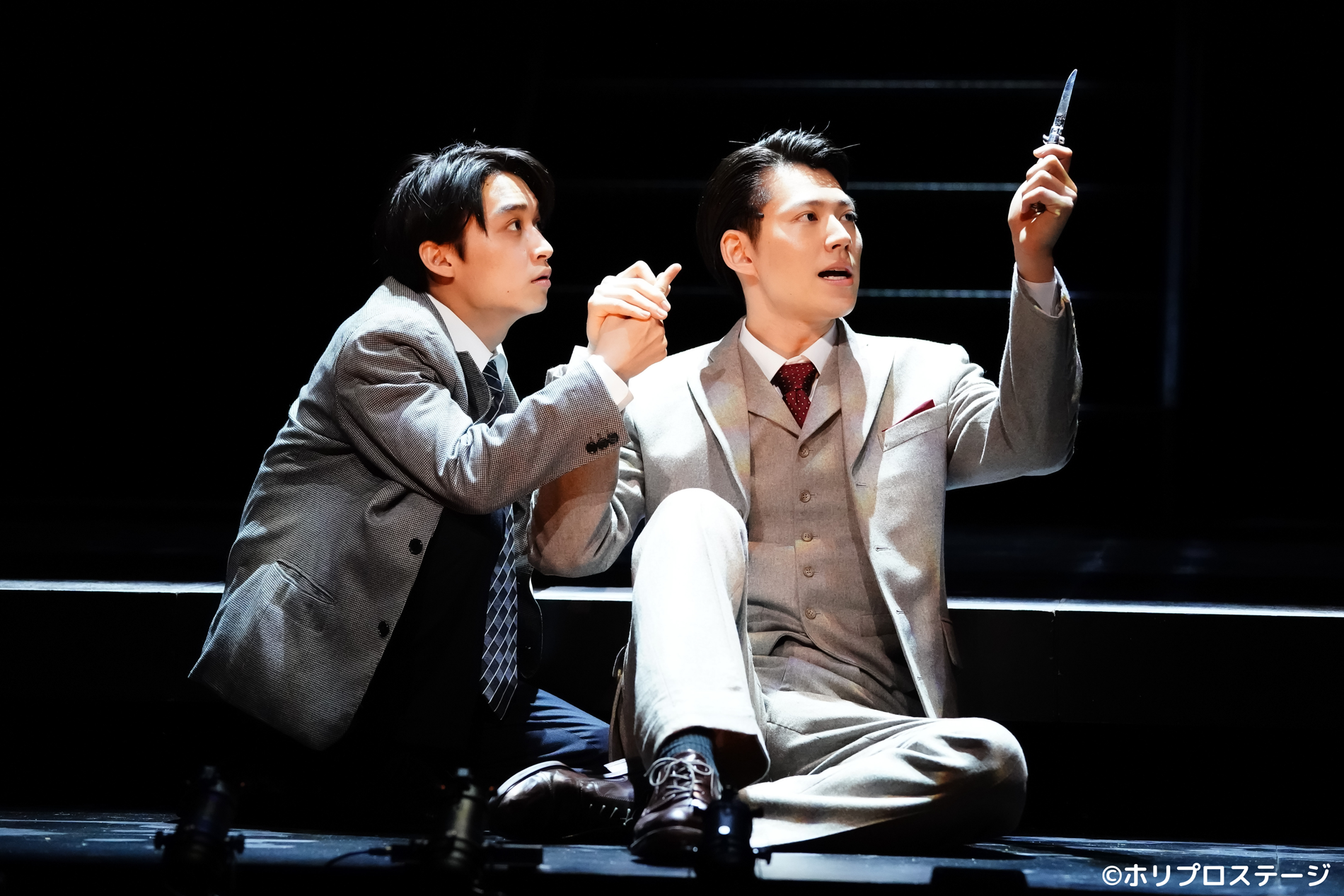 左から）松岡広大、山崎大輝‐2021年舞台写真より　撮影：田中亜紀