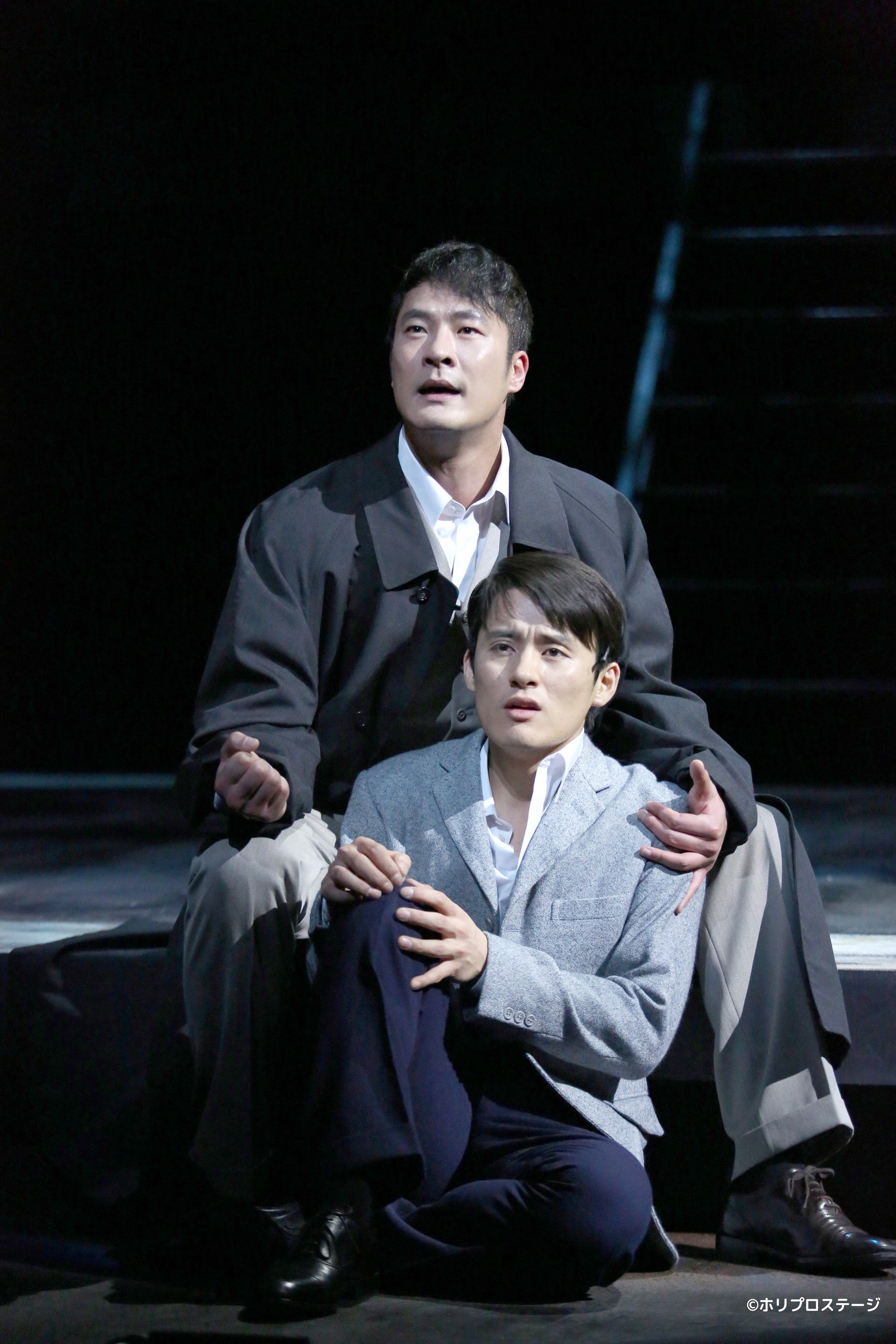 上から）チェ・ジホ、チェ・ジェウン‐2013年舞台写真より　撮影：田中亜紀