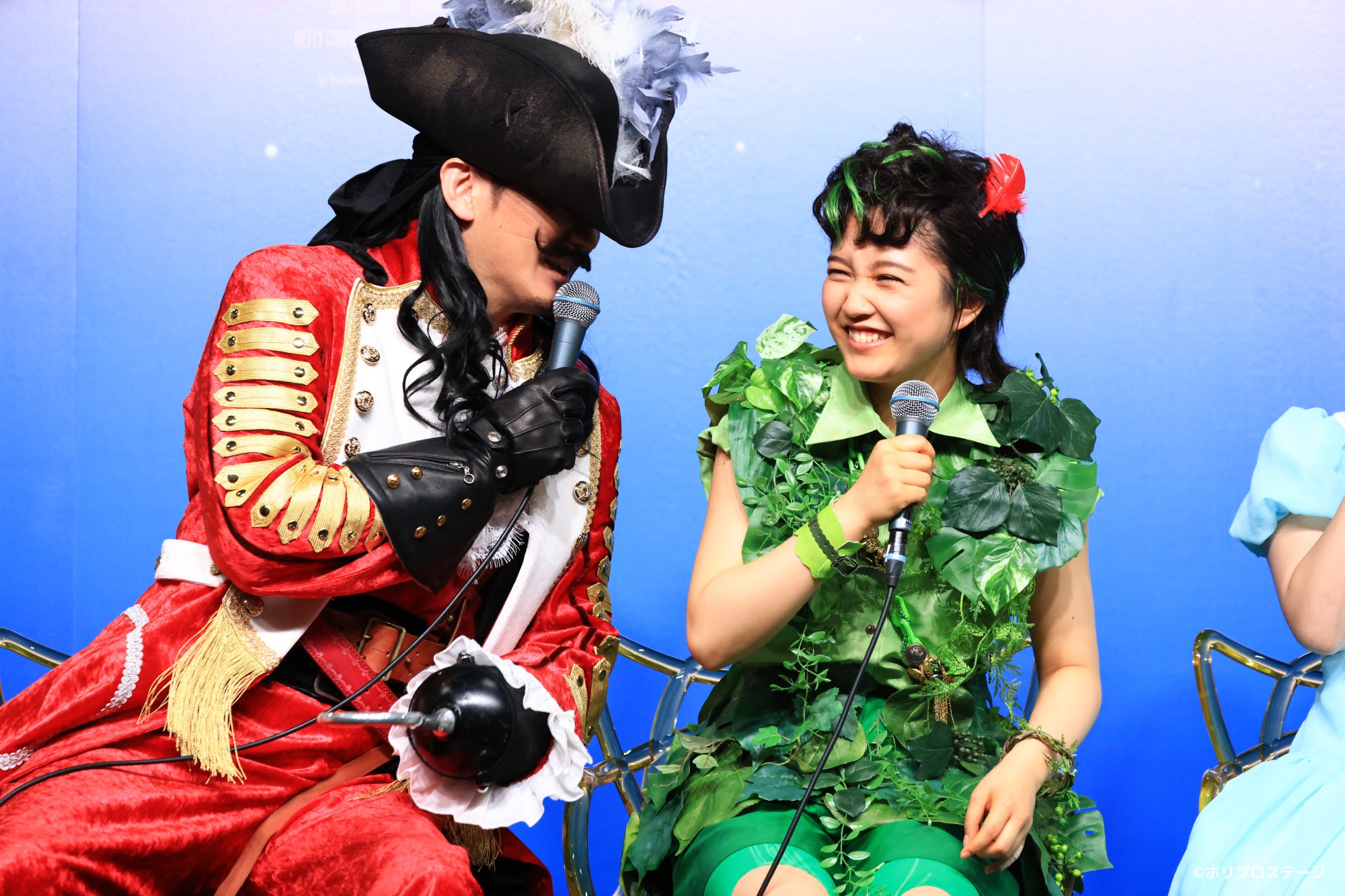 左より）フック船長：小野田龍之介、ピーター・パン：山﨑玲奈