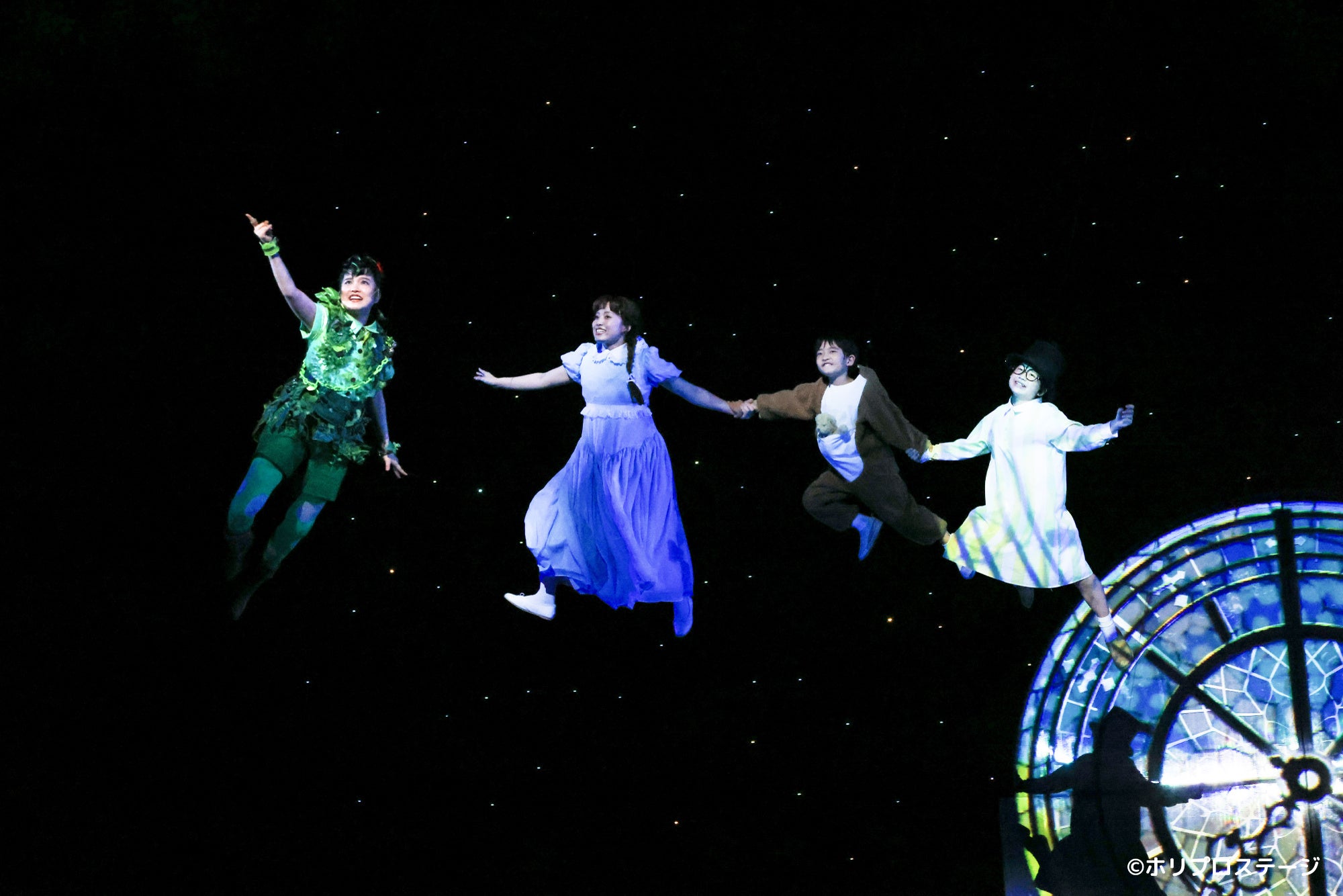 左から）ピーター・パン役：山﨑玲奈、ウェンディ役：岡部麟(AKB48)