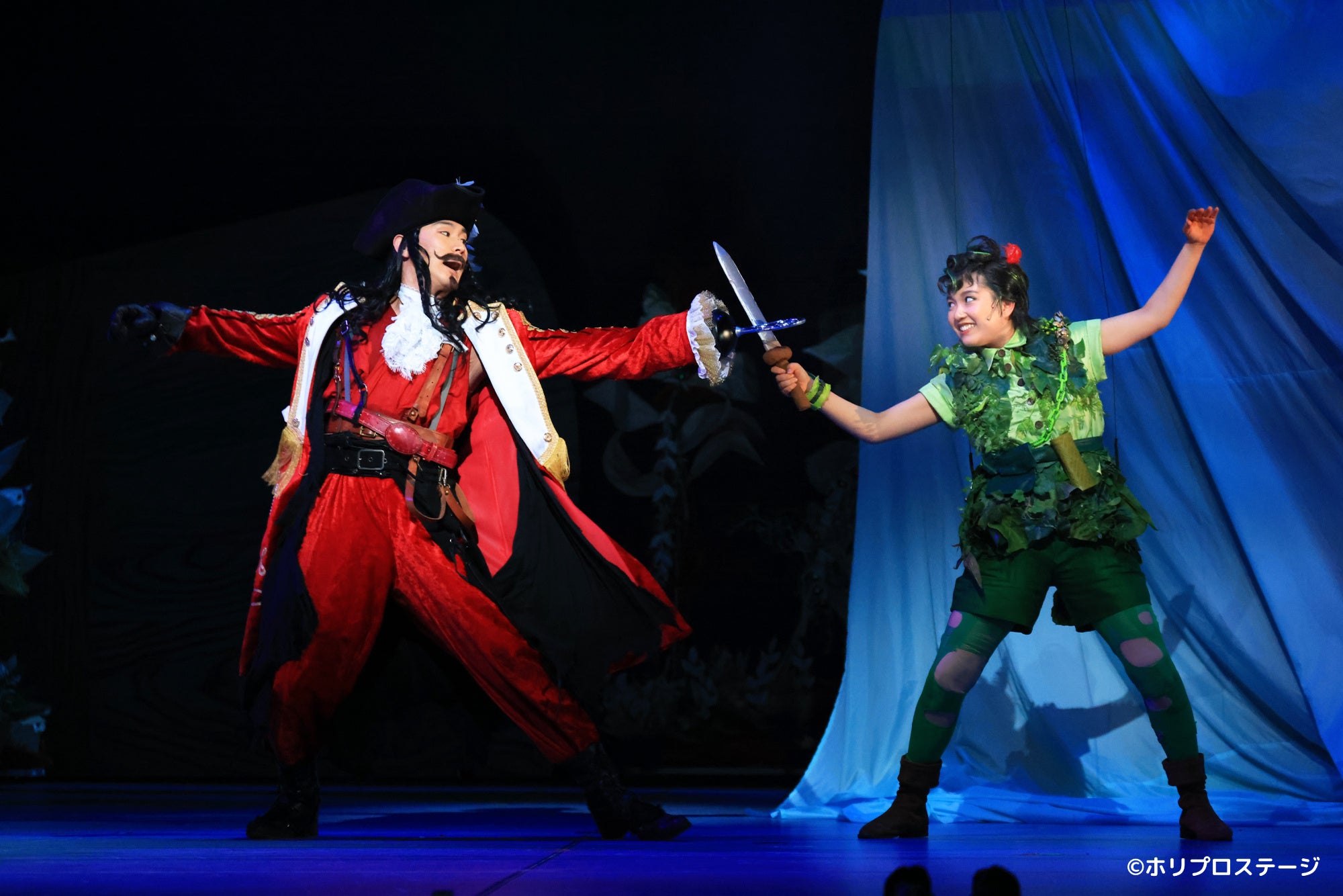 左から）フック船長役：小野田龍之介、ピーター・パン役：山﨑玲奈
