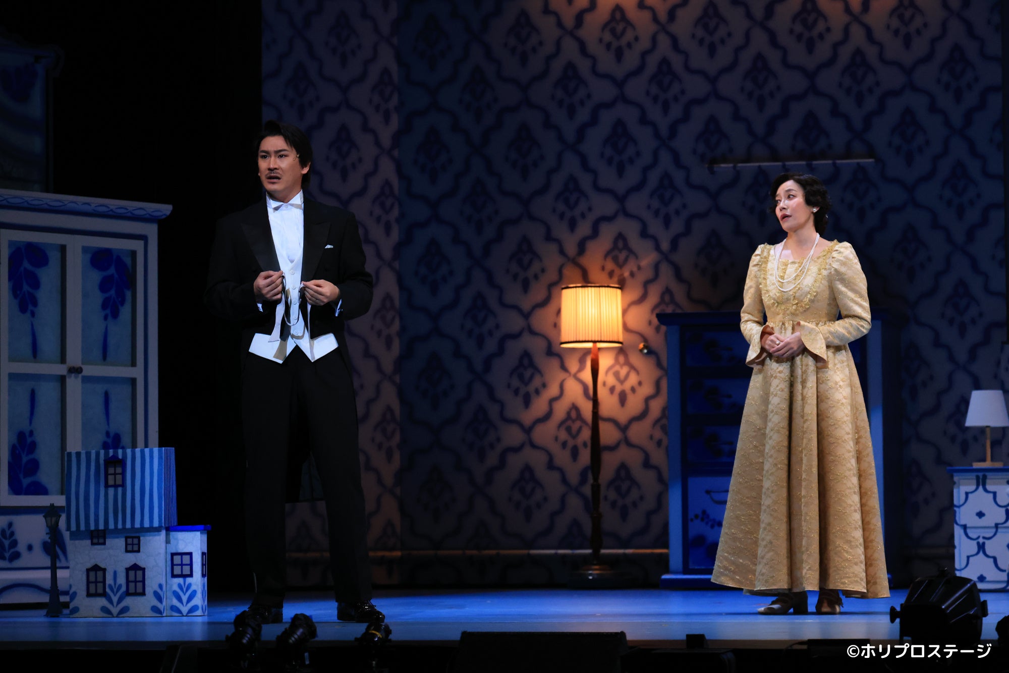 左から）ダーリング氏：小野田龍之介、ダーリング夫人：須藤理彩