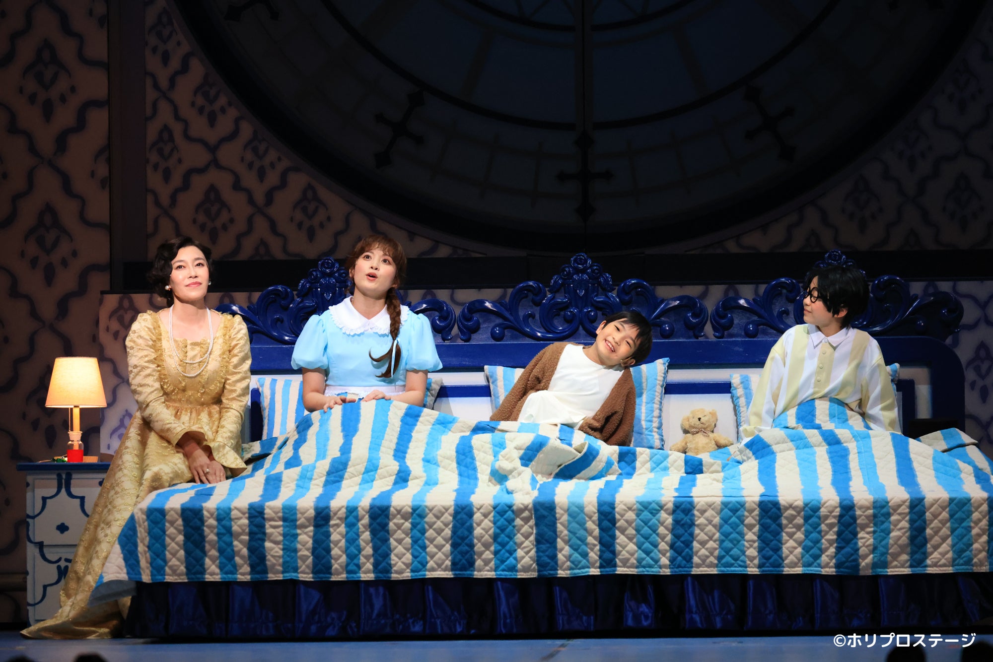 左から）ダーリング夫人：須藤理彩、ウェンディ役：岡部麟(AKB48)