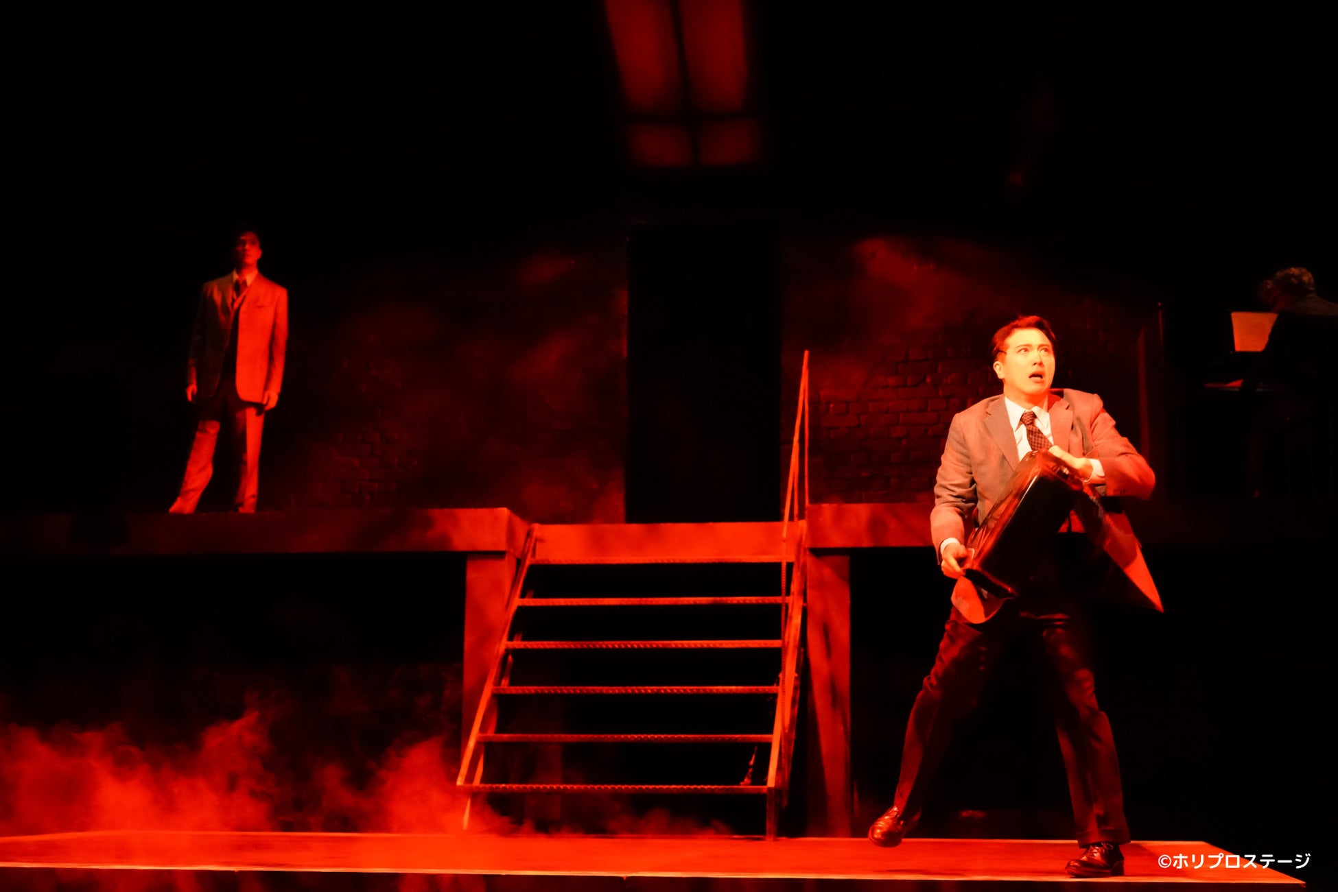 左奥)彼役:廣瀬友祐/右前)私役:尾上松也/右奥)ピアニスト:朴勝哲