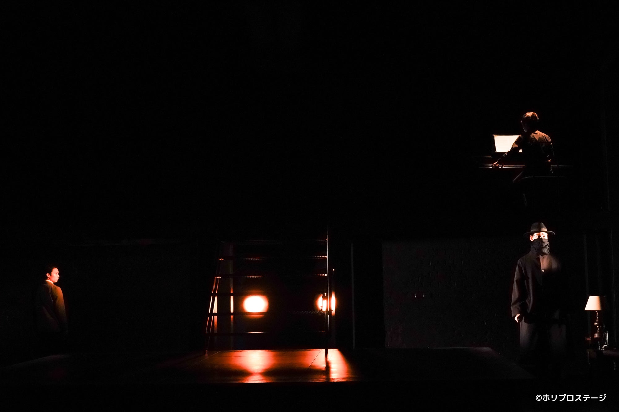 左）私役：松岡広大／右手前）彼役：山崎大輝／右上）ピアニスト：篠塚祐伴
