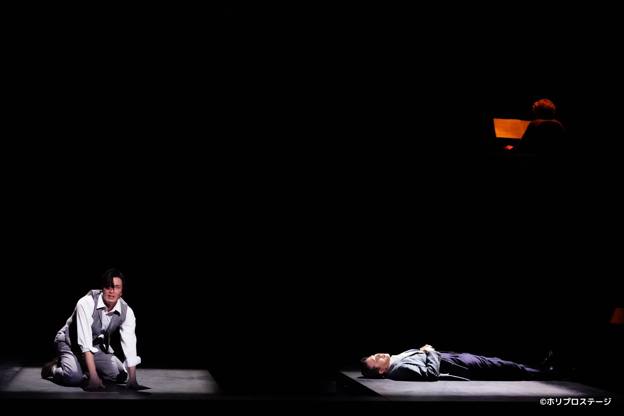 左）彼役：廣瀬友祐／右）私役：尾上松也／右上）ピアニスト：朴勝哲