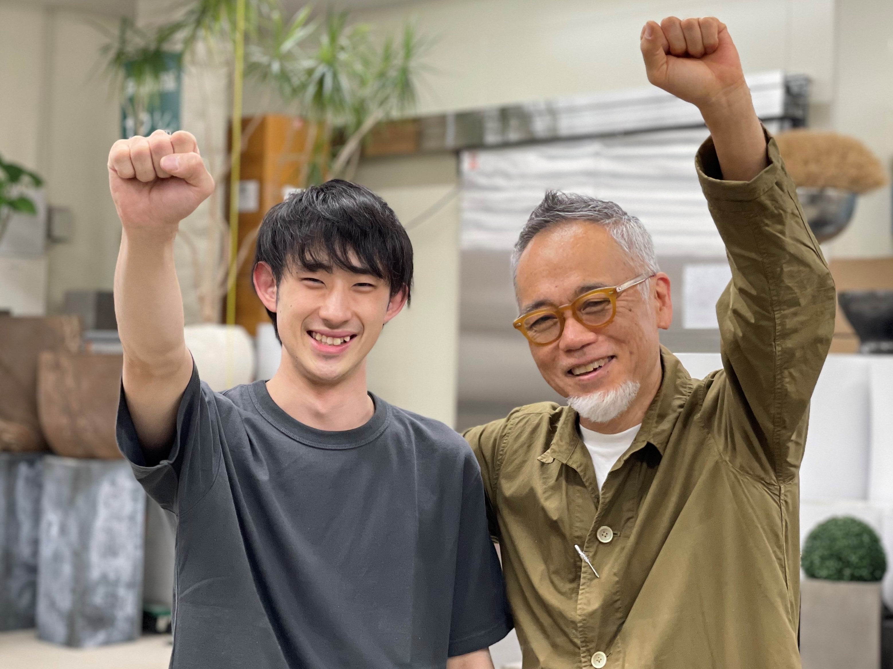 大会直前、準備も大詰めの時の二人。 チームワークの良さを感じるショット。