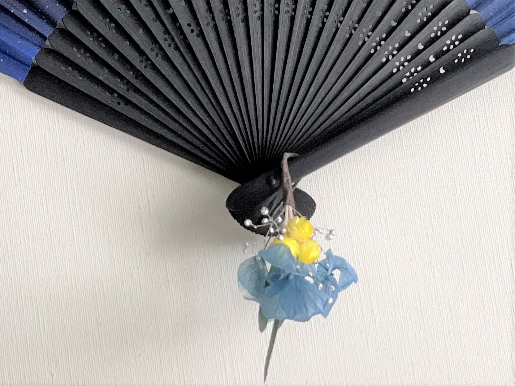 扇子の親骨にワイヤーを括って留めています