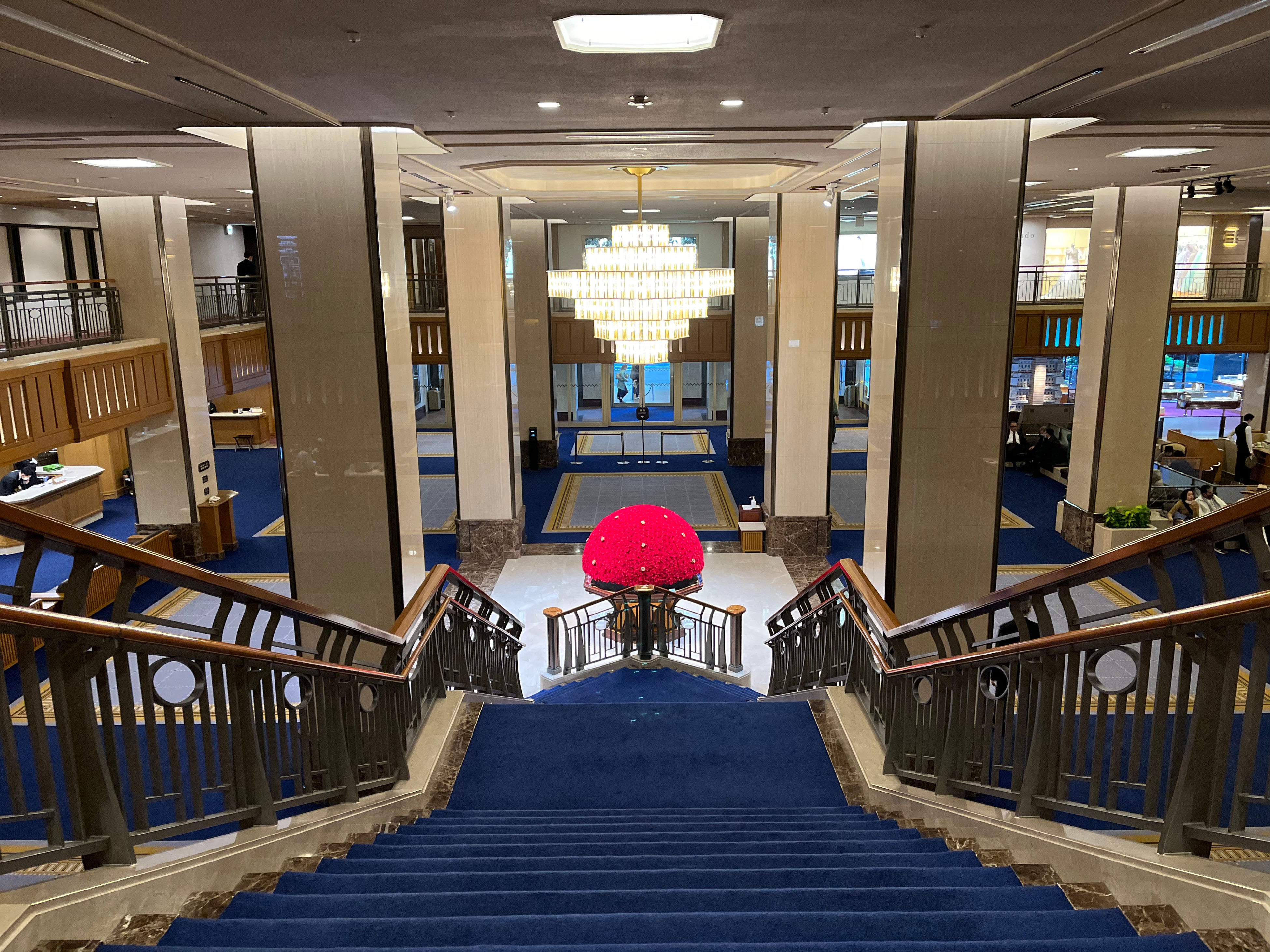 ロビーのどの方向から見てもドーム型に