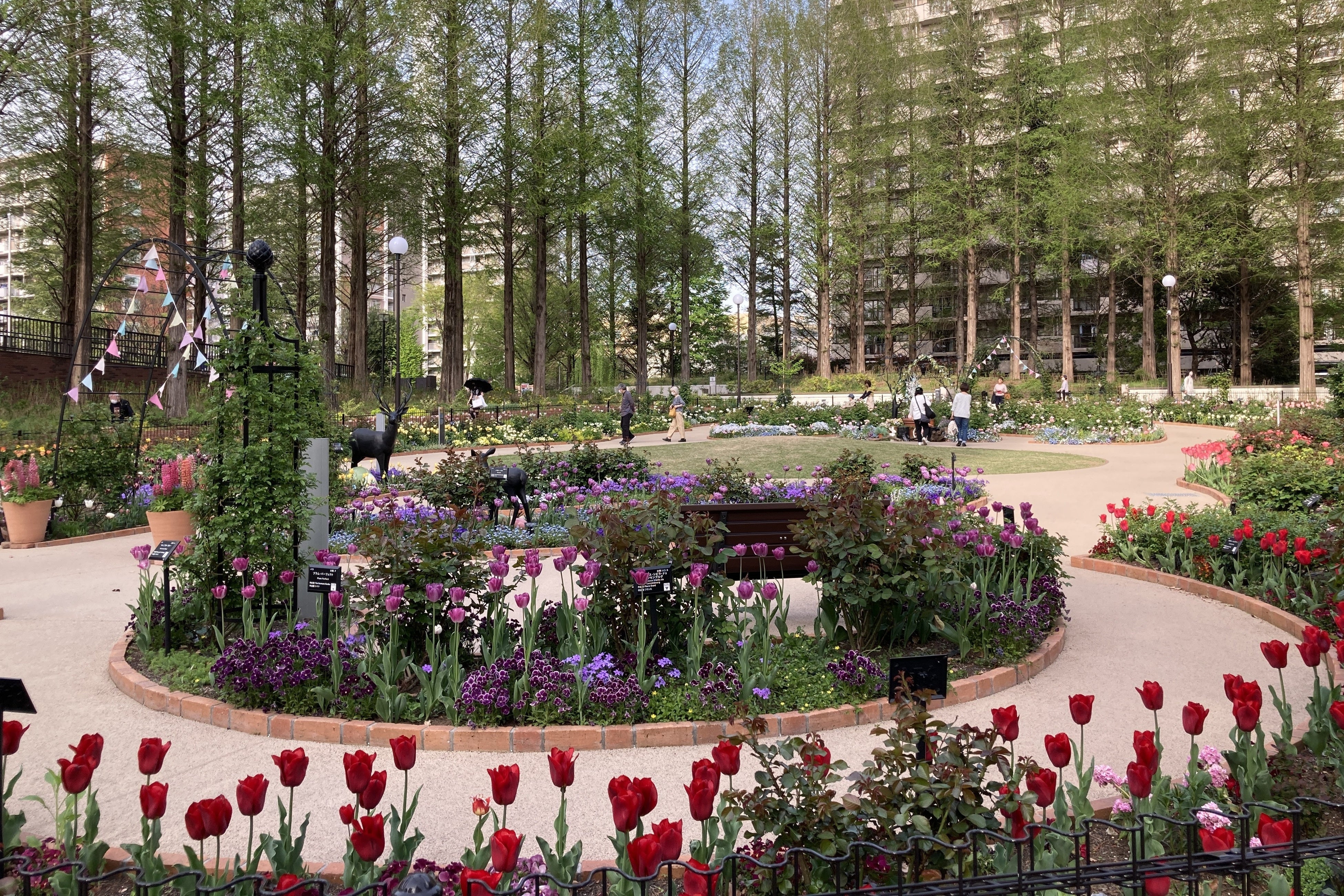 約10,000本のチューリップがお迎えします