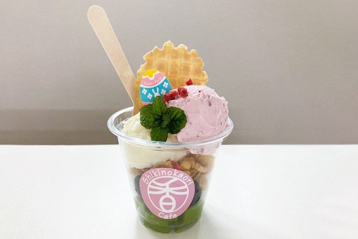 期間限定スイーツ　春のイースターパフェ　550円（税込）