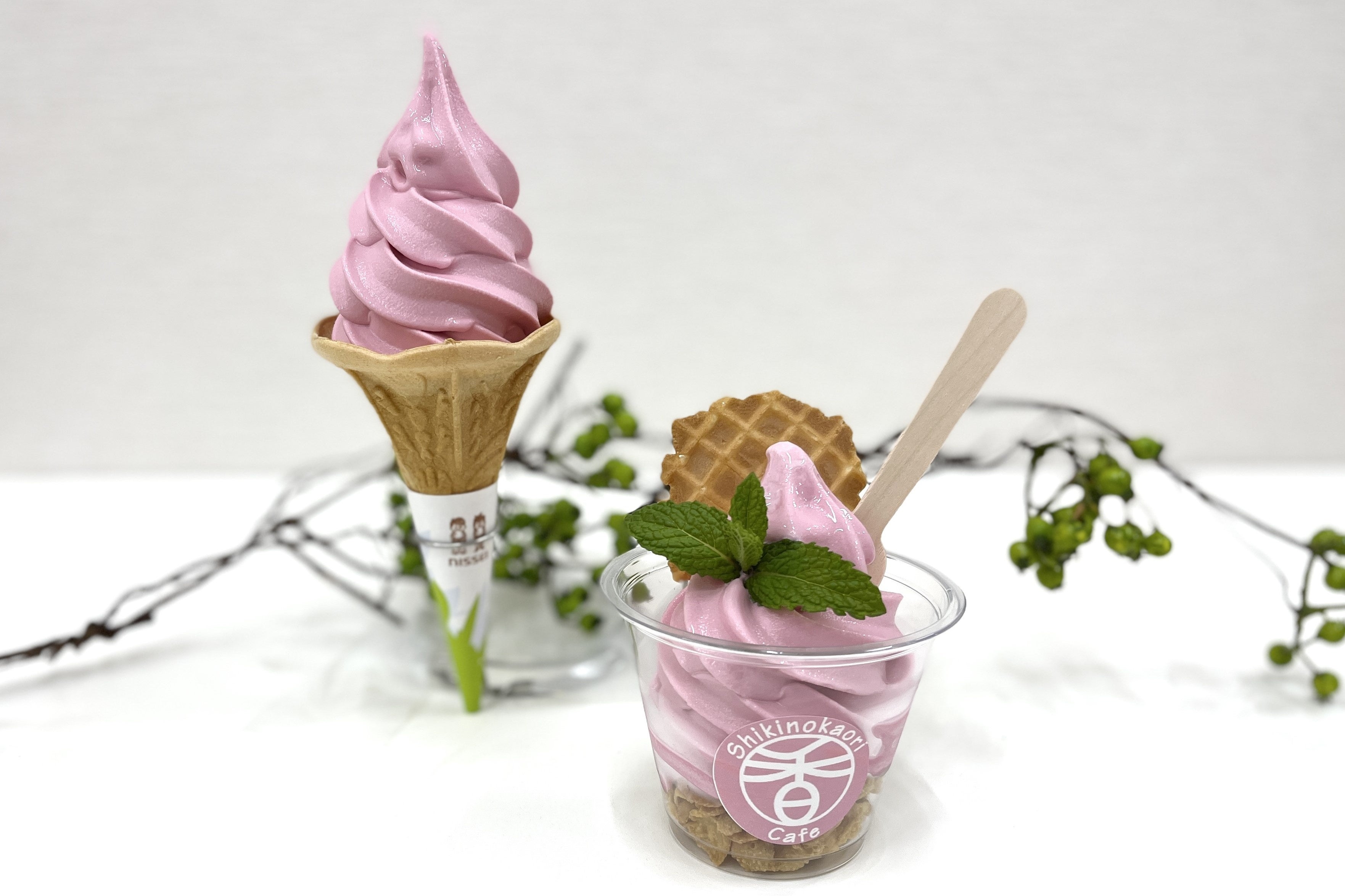 ローズソフト400円（税込）／ガーデンパフェ550円（税込）