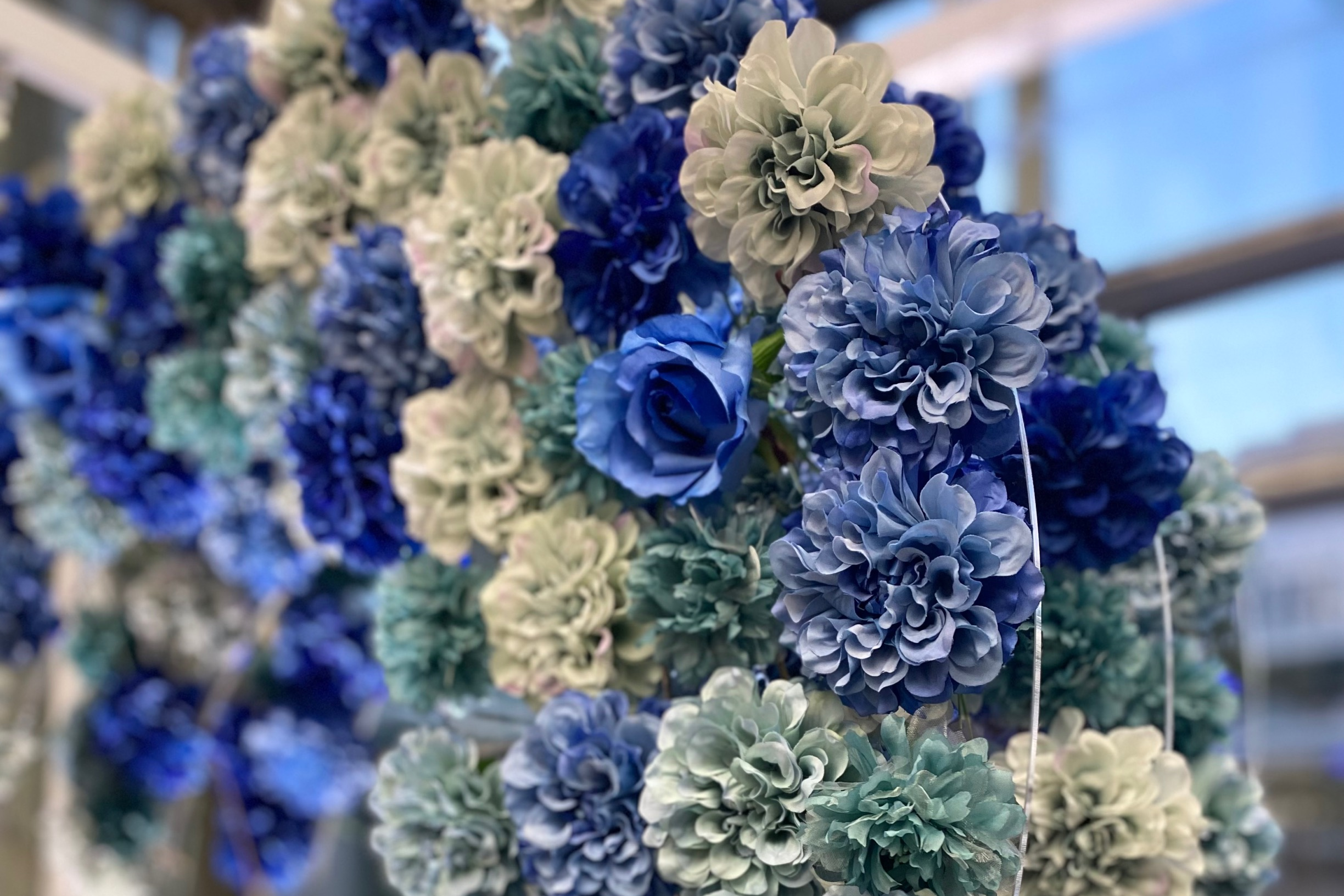 ビルのイメージに合わせたカラーで装飾