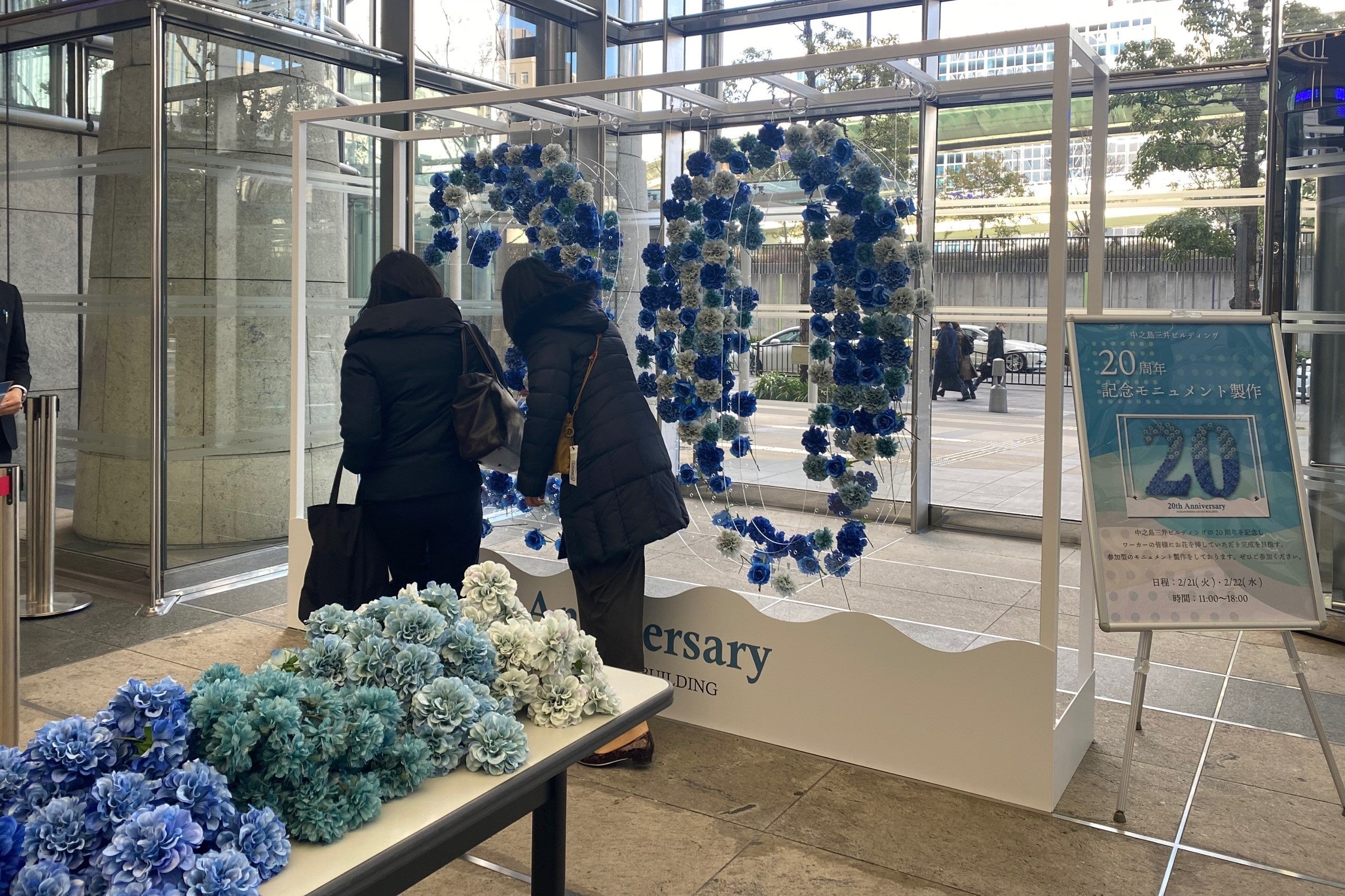 同僚の方々と笑顔で装飾