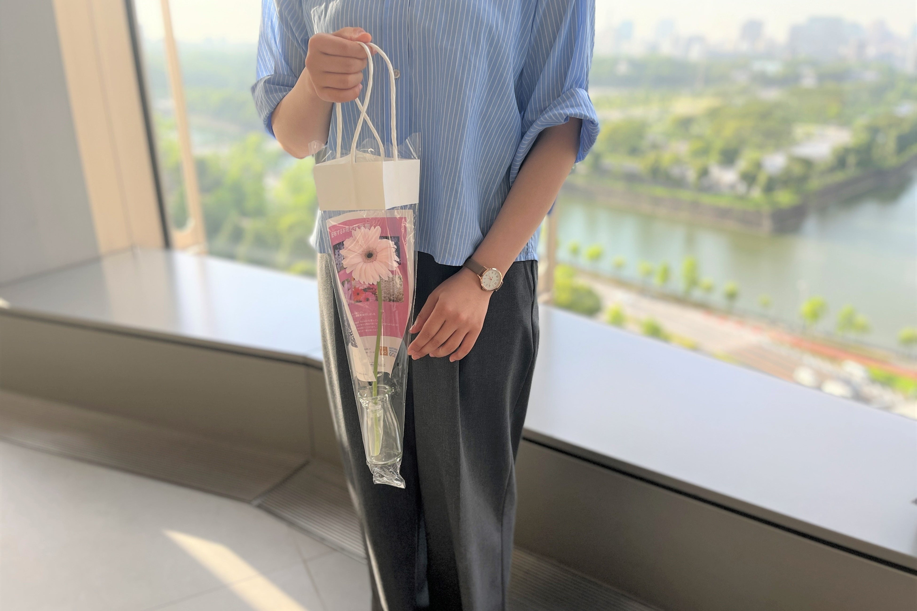 出勤したオフィスワーカーへ花を配布し、オフィスや自宅に「花の