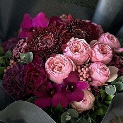 凛とした姿で花と向き合う第一園芸デザイナー 志村紀子がデザイン 濃厚