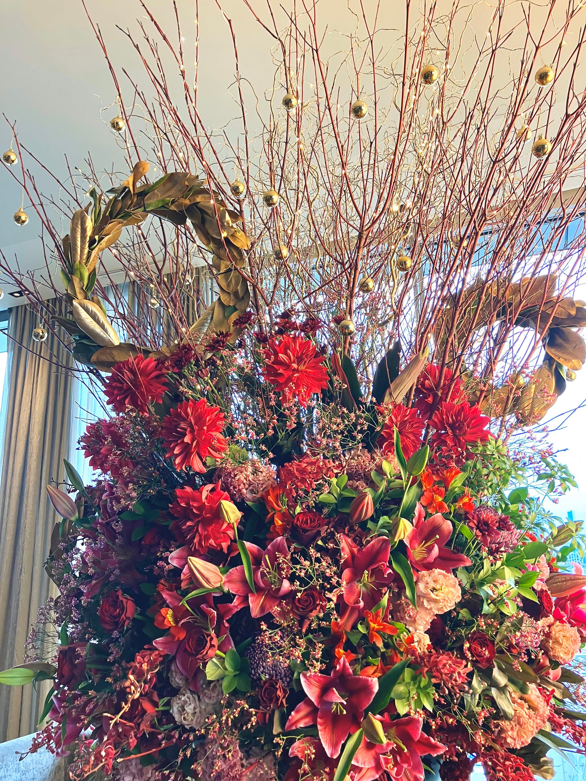 リースとオーナメントが華やかさを演出する オブジェ