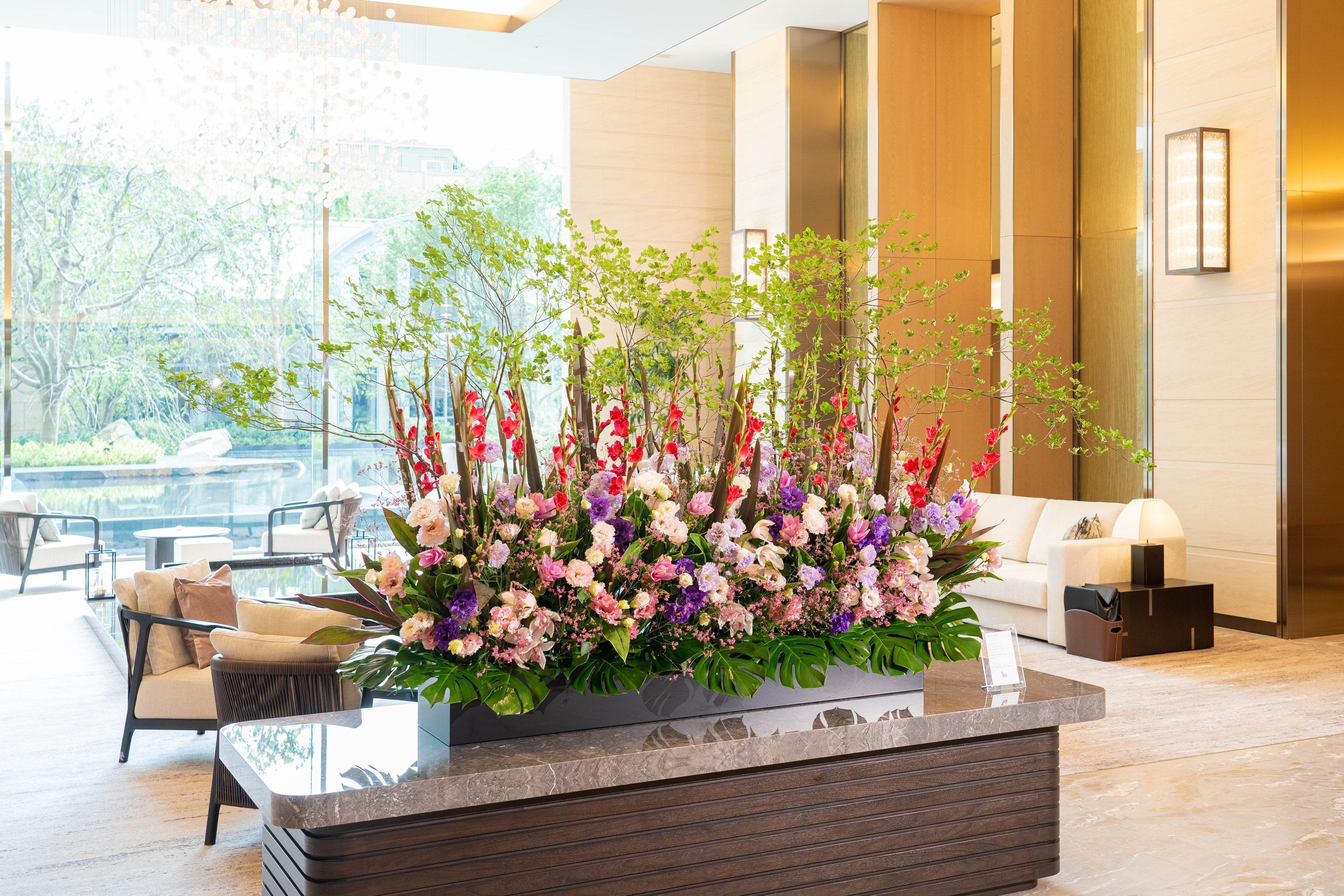 旬の花々でみなさまをおもてなしします