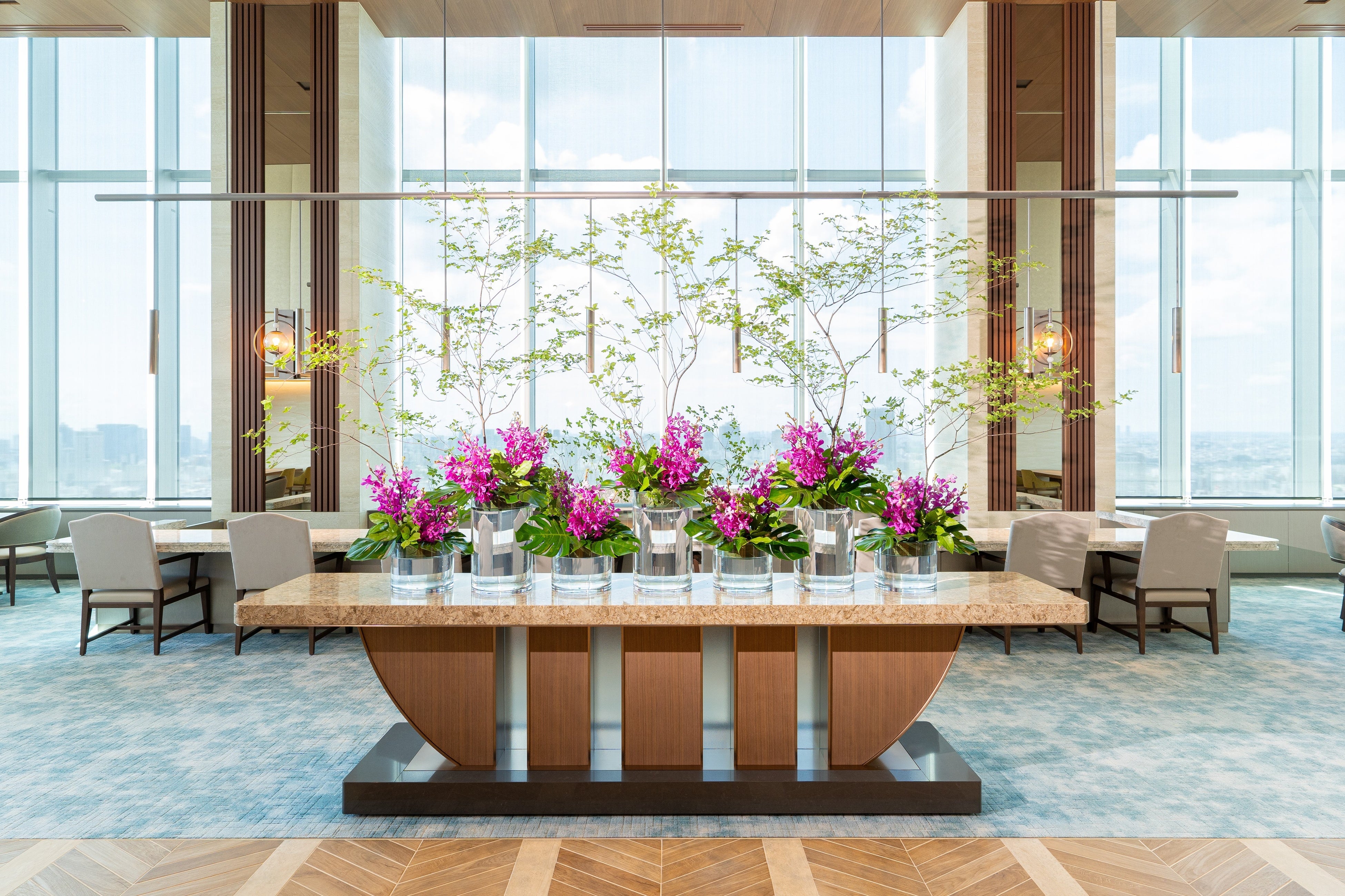 入口正面には旬の花々をあしらった生花オブジェ