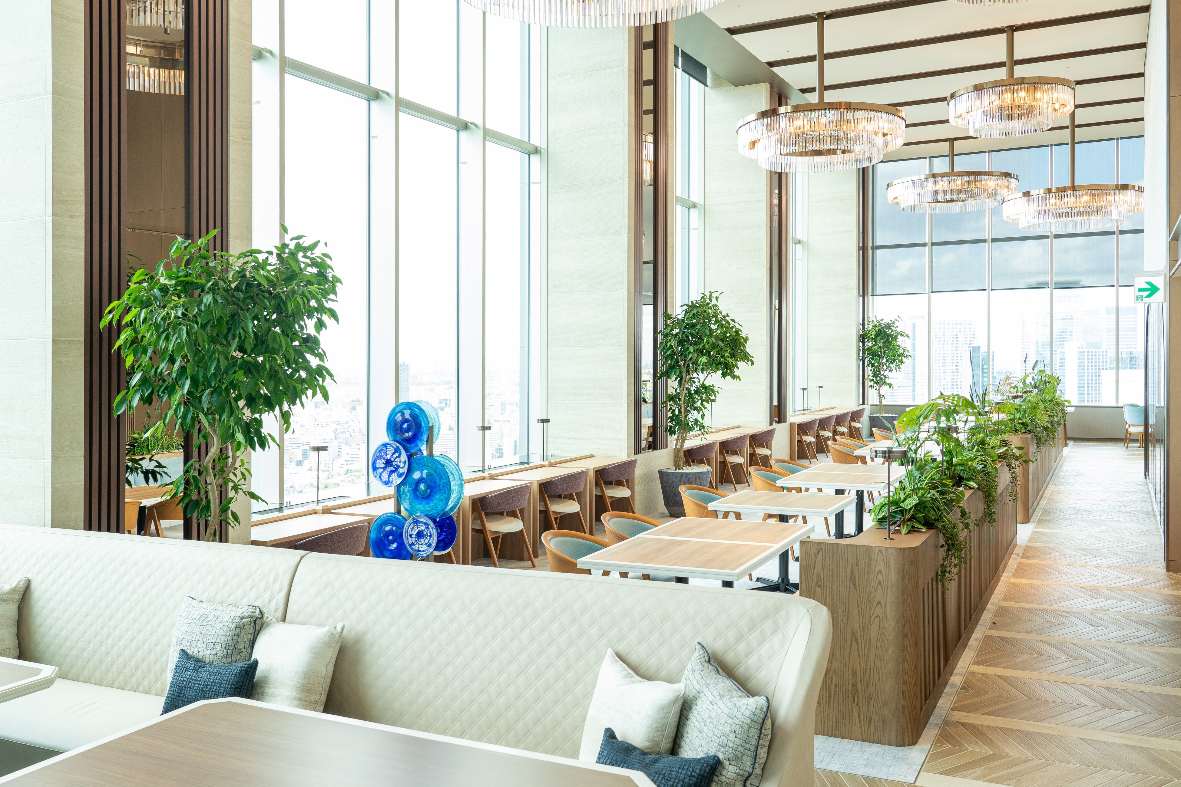 インテリアに合わせ多彩なグリーンを設置