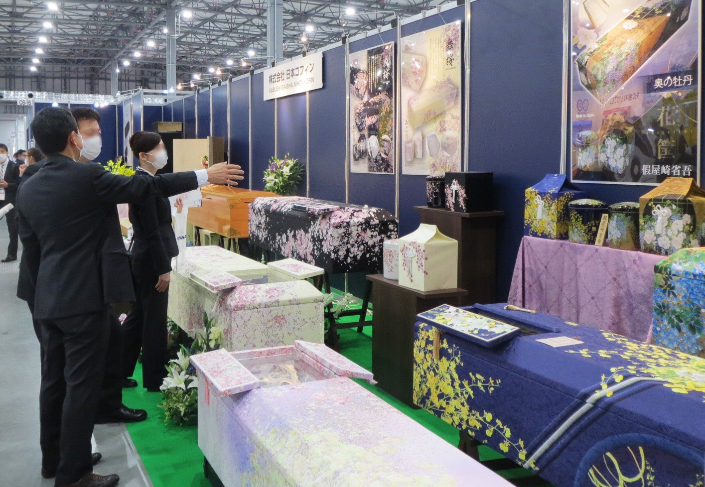 展示ブースでは活発な商談が行われる
