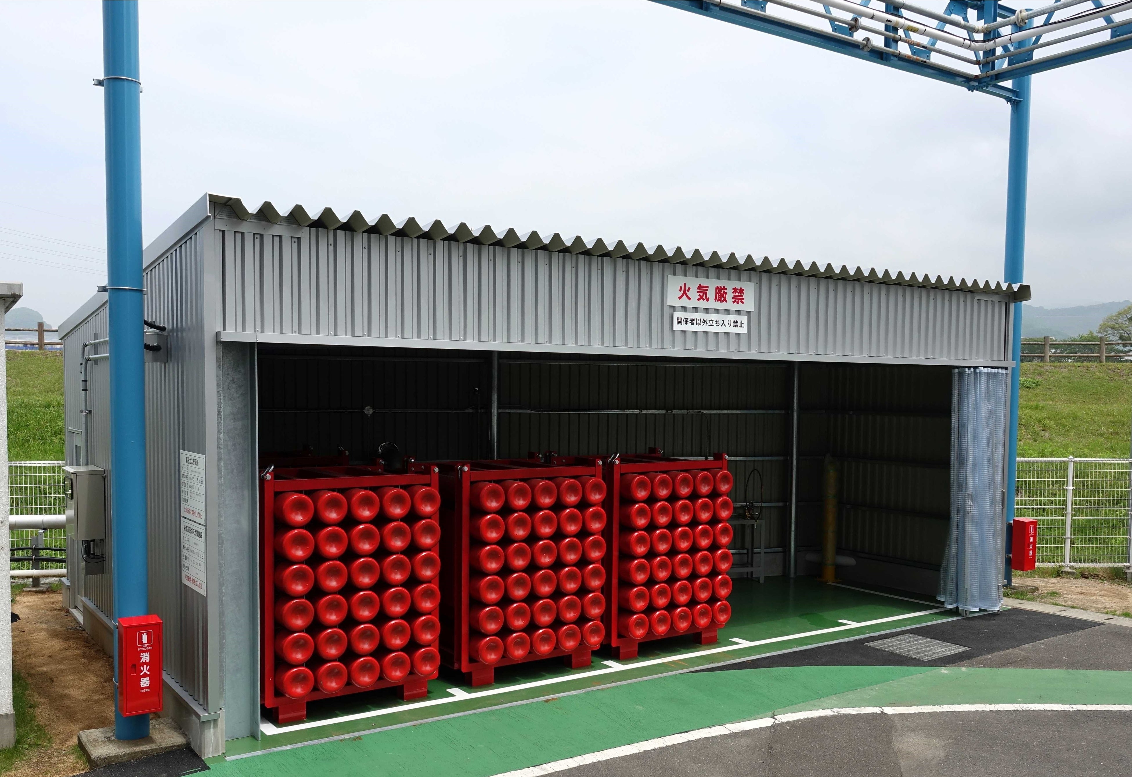 ▲水素貯蔵設備の写真（愛媛県松山市／本社工場内）