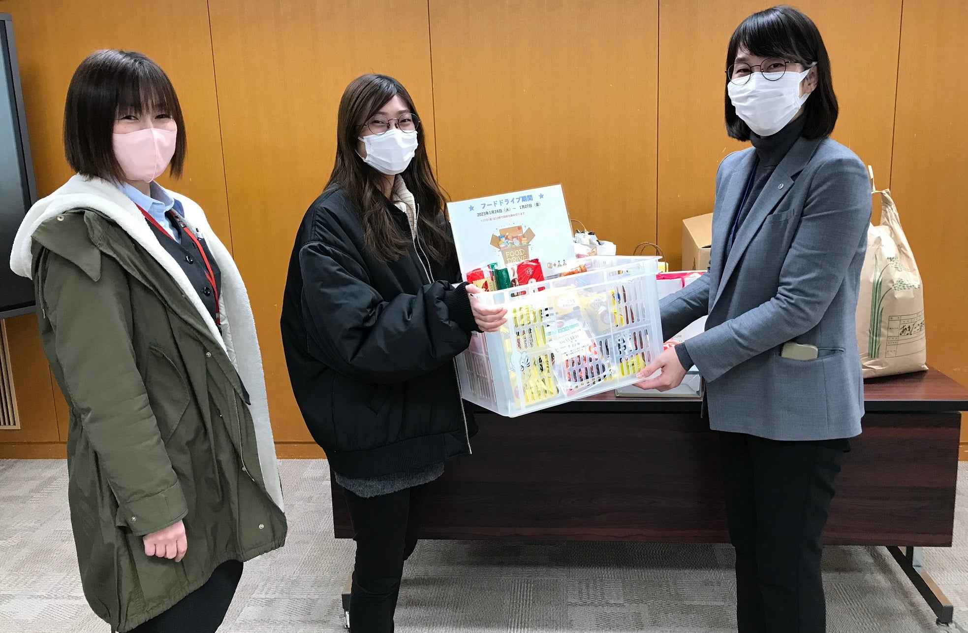 ▲集まった食品を松山商工会議所へお渡し