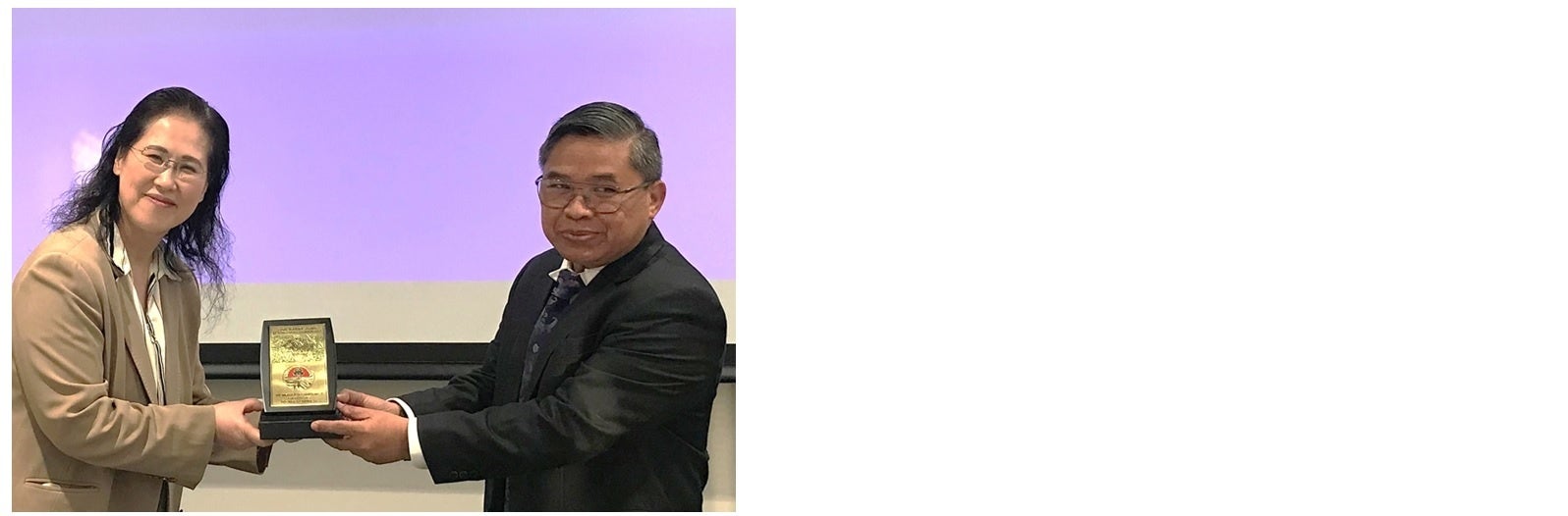 ▲副大臣から盾を授与（右：アル―副大臣）