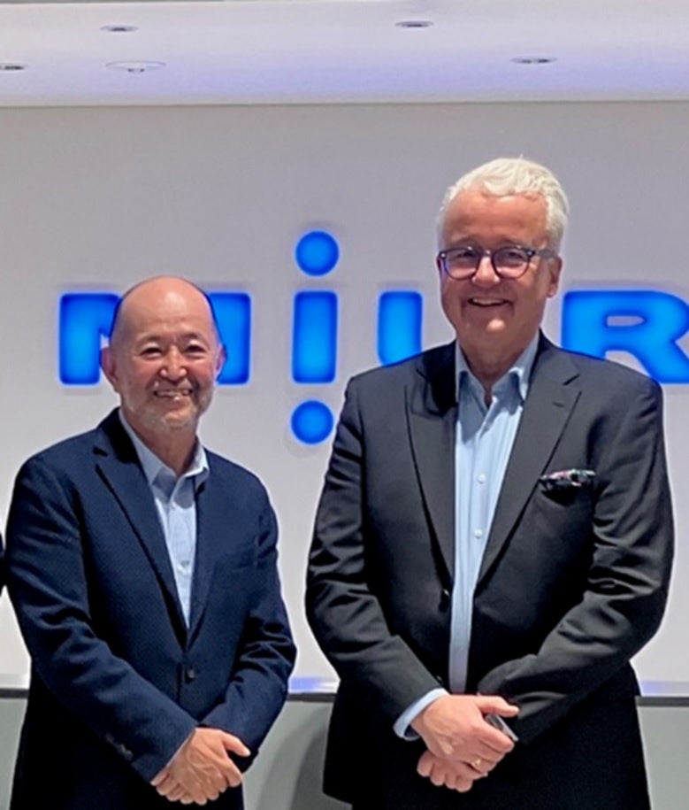 左：弊社代表取締役 取締役会議長兼CGGO　宮内、右：Brauner氏