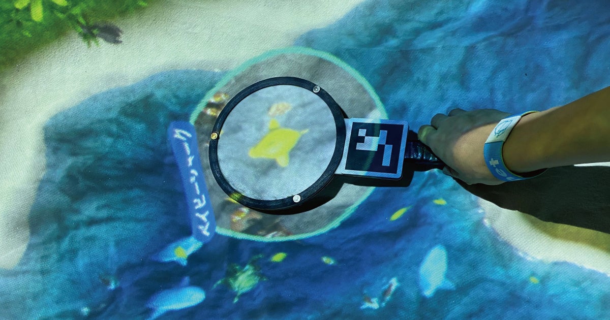 砂場の中にARでキャラクターが出現