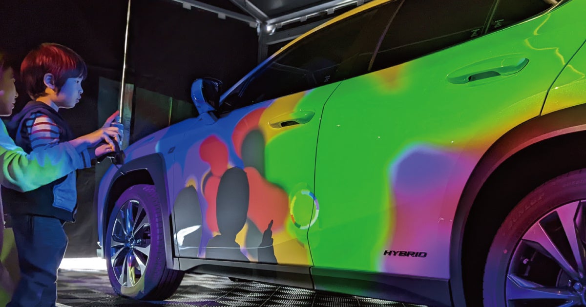 手も服も汚れない不思議なスプレーで車のボディにお絵かき