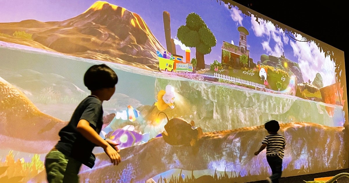 大型スクリーンの中を悠々と泳ぐ“王者”の姿は必見！