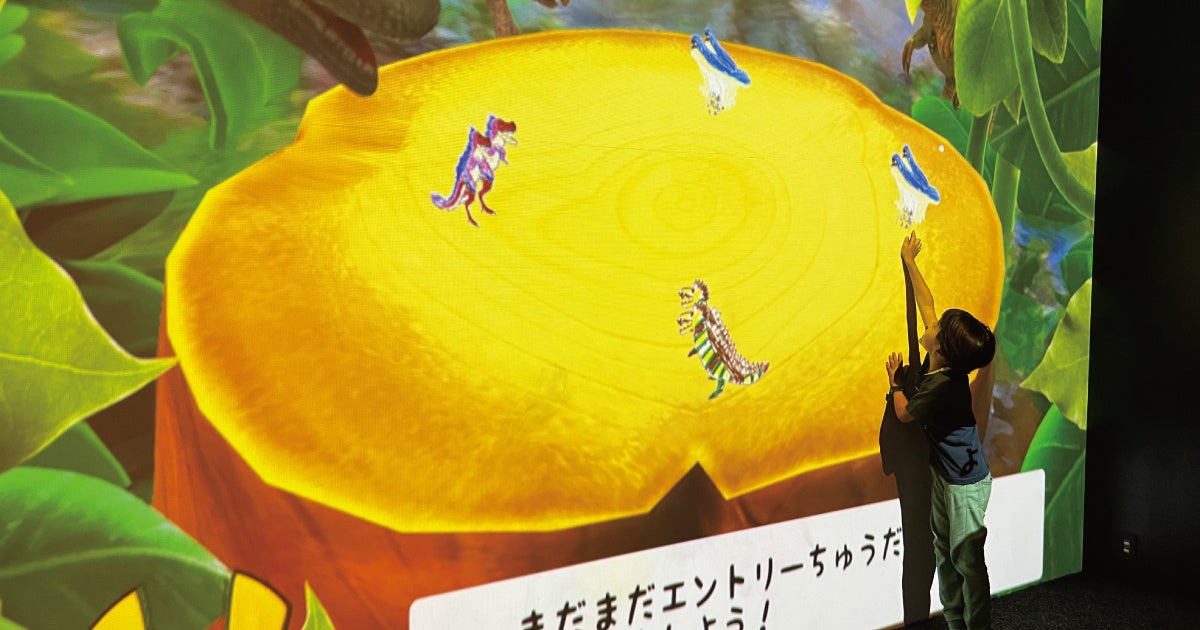 骨格をもとに実際の恐竜の形や色を想像して描いてみよう