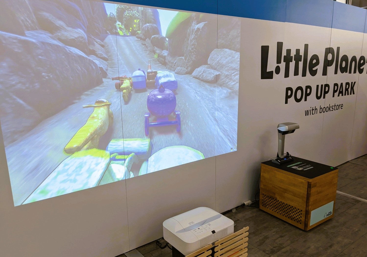 （上）「AR砂遊び」、（下）「デジタルぬりえ」 いずれも明文堂書店TSUTAYAレイクタウン店内