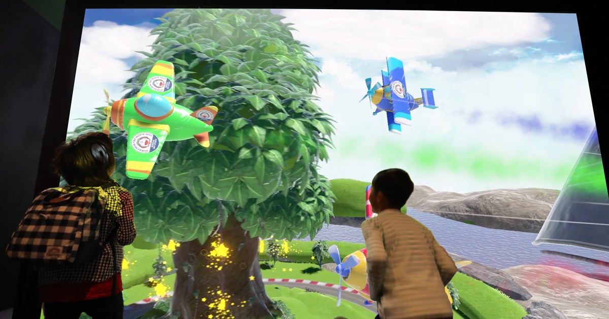 個性的な飛行機たちがアクロバティックなレースを展開