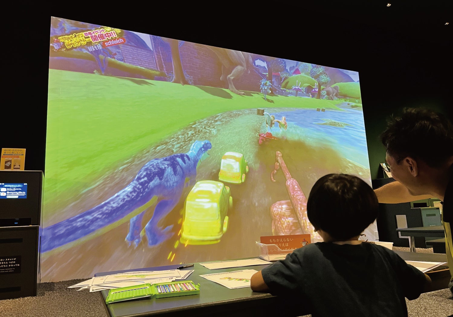 塗った色によって恐竜の走る速さが変化