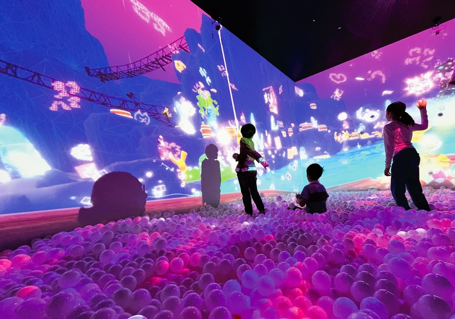 アトラクション間を横断して恐竜のぬりえが現れる