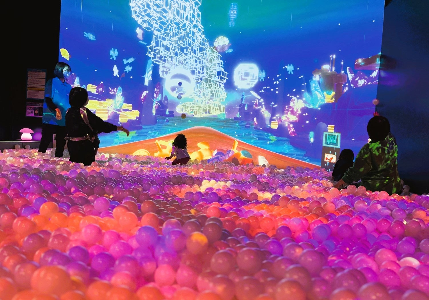 鮮やかな光と音が彩る「ZABOOM JOURNEY/冒険型ボールプール」